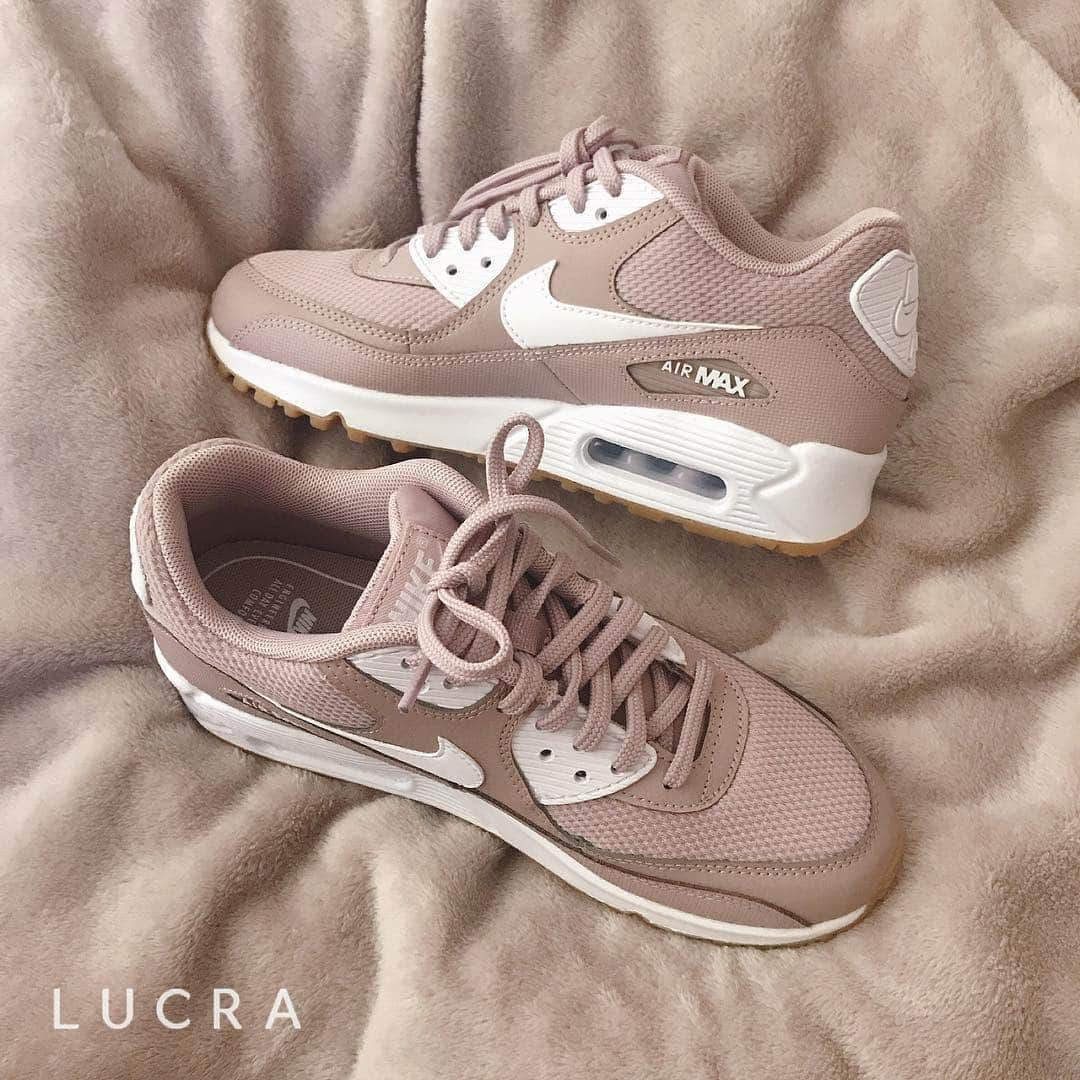 LUCRA（ルクラ）さんのインスタグラム写真 - (LUCRA（ルクラ）Instagram)「あなたもスニーカー女子に👟 NIKEのエアマックスは種類が豊富♥ ㅤㅤㅤ  Photo by @akaneko26  ㅤㅤㅤ  #NIKE#ナイキ#AirMax#エアマックス#ピンクスニーカー ㅤㅤㅤㅤㅤㅤㅤㅤ ㅤㅤㅤ  LUCRA公式Instagram上で紹介させて頂くお写真を募集中！写真に#lucrajp をつけるかタグ付けして投稿してくださいね♡ ㅤㅤㅤ  #ファッション #コーディネート#お洒落さんと繋がりたい#スニーカー#低身長 #きょコ#足元倶楽部#低身長さんと繋がりたい#インスタ映え#スニーカー女子 #ブラウンコーデ#ワントーンコーデ#プチプラコーデ#コーデ#置き画クラブ#置き画#置き画倶楽部#instagood#instalike#like4like#followme#ootd #fashion」3月29日 22時29分 - lucra_app