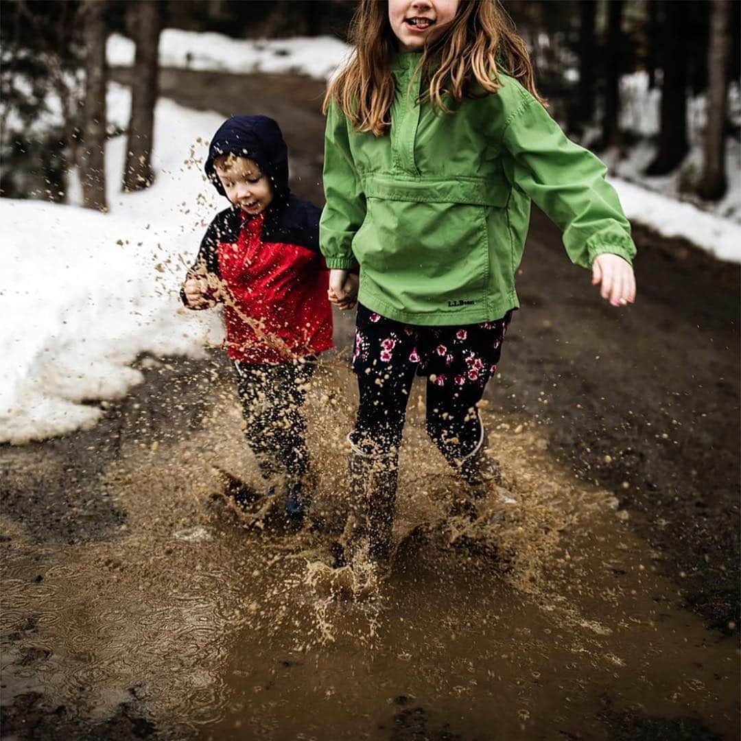 L.L.Beanさんのインスタグラム写真 - (L.L.BeanInstagram)「There’s only one way to jump into wet weather: with both feet! #BeanOutsider (📷: @brittneyfairfield ) Shop rainwear with the link in our bio.」3月29日 22時39分 - llbean