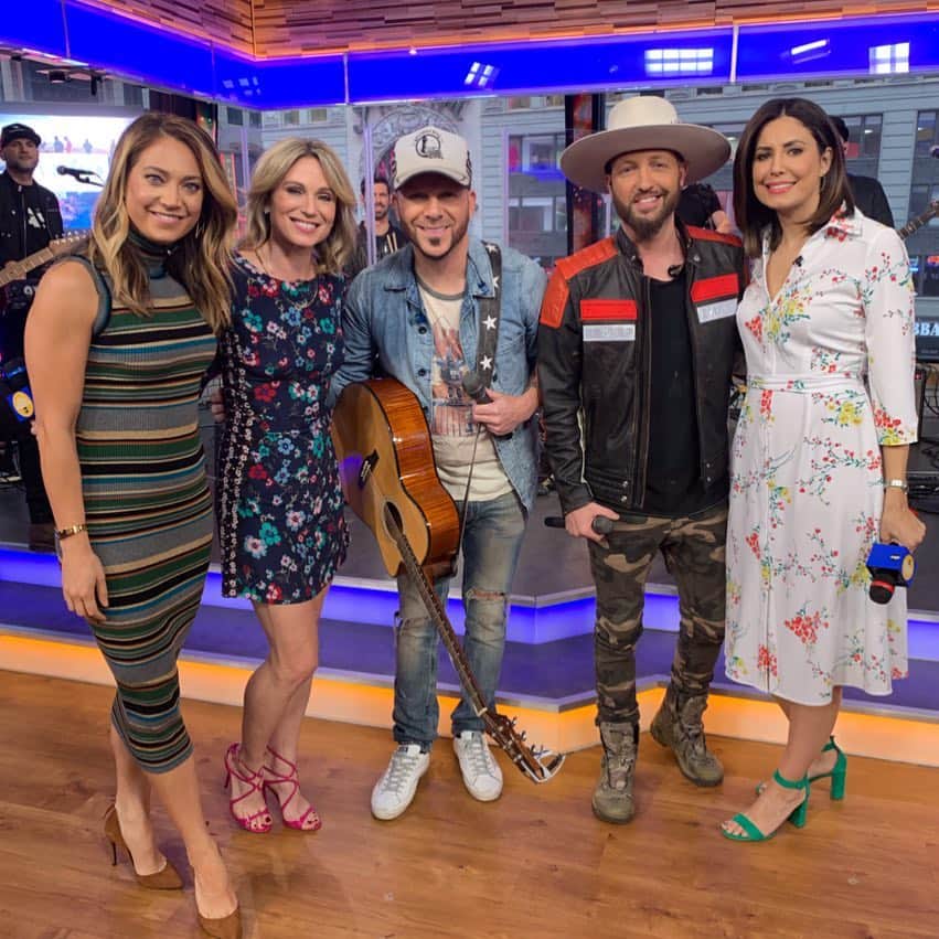 Good Morning Americaさんのインスタグラム写真 - (Good Morning AmericaInstagram)「These two brought the PARTY this morning 🙌 No better way to end our week than with that amazing  @locash performance!」3月29日 22時32分 - goodmorningamerica