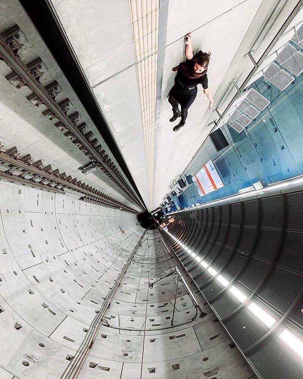 Canon Photographyさんのインスタグラム写真 - (Canon PhotographyInstagram)「Perspective is everything! Incredibly  cool image! We had to think a while before we got what was going on!  Photography | @mart.lindner  #perspective #subway #tube #germany #cologne #trainstation」3月29日 22時33分 - cpcollectives