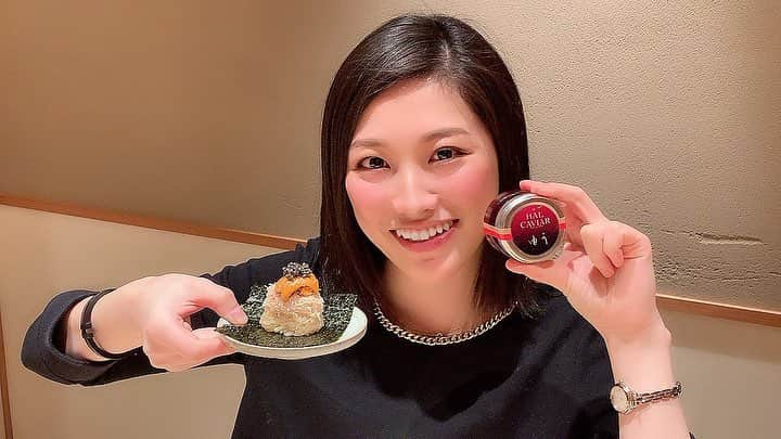 春原未来さんのインスタグラム写真 - (春原未来Instagram)「#食べるの大好き だけど,あまりSNSで #レポ #感想 つぶやかない私。ですが,この #お寿司屋さん #六本木 #由う は書いちゃいます！ . #東京 いや #全世界 でこんなに #笑い に包まれてる #レストラン #飲食店 は初めてでした。より #楽しく #満足 できる時間でした♡ 私が持っているのは,#カニ #ウニ #キャビア の握り！ #大将 が持っているのは,#あん肝 を混ぜ込んだ握りと,特大 #車海老 。 . #sushi #japanesefood #seaurchin #caviar #roppongi #japaneserestaurant #michelinstar #michelin2019 #tabelog #ilikeeat #春原未来」3月29日 22時33分 - sunohara_miki