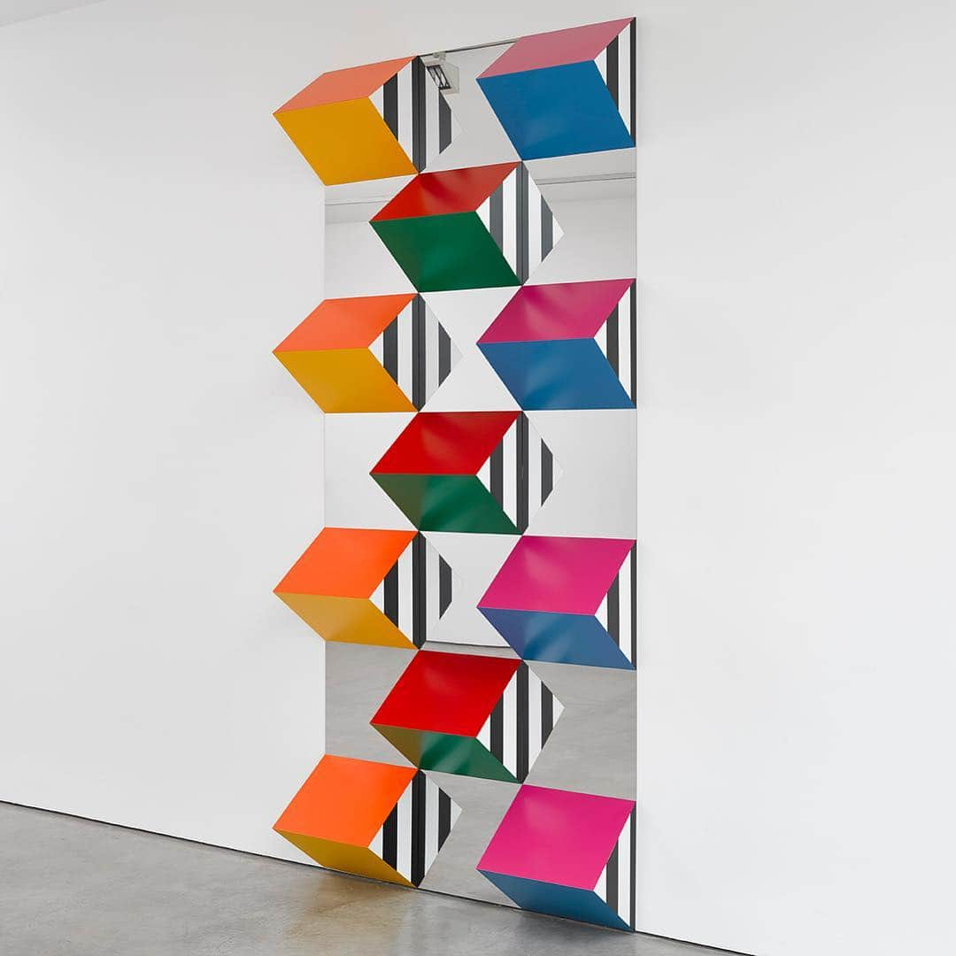 ピエール アルディさんのインスタグラム写真 - (ピエール アルディInstagram)「PILE UP: HIGH RELIEFS. SITUATED WORKS — ©️DANIEL BUREN — LISSON GALLERY, LONDON — COLOURFUL CONCEPTUAL ART— #DanielBuren #InsidePierreHardy @lisson_gallery #Mood」3月29日 22時34分 - pierrehardy