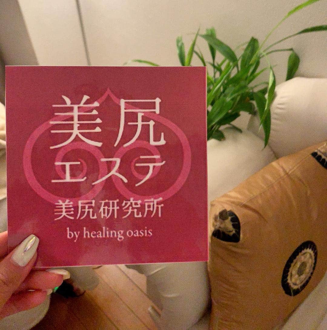 のインスタグラム：「* * * フェイシャルで通ってる@healing.oasis の #美尻研究所by healing oasis で 大会前だし気になってた美尻エステしたよ🍑❤️ * 噂通りお尻がぷりんって✨✨ 機械使ったりハンドEMS使ったりして お尻を丸く作った後に お尻のパックしてツルツルのお尻になった😭🙏✨ 大会出る方はもちろん これから水着の季節やしめっちゃオススメ🍑 * オプションで脚のマッサージもしたんだけど 太もももめっちゃ変わってびっくり‼️ * @shiozawa_mai さんスゴイ🙄 毎回いろいろ教えてくれるしタメなる💕💕 これからも頑張って通お💆‍♀️ * * お尻ケア専門サロン🍑は都内初だって‼️ #美尻エステ40分コース 12,960円税込だよ💁‍♀️ * @biziri_kenkyuuzyo #お尻黒ずみ #お尻のたるみ #お尻ニキビ #小尻 #お尻の形 #ヒップ #ヒップアップ #ダイエット #美尻 #痩せたい #美脚 #フェイシャル #フェイシャルエステ」