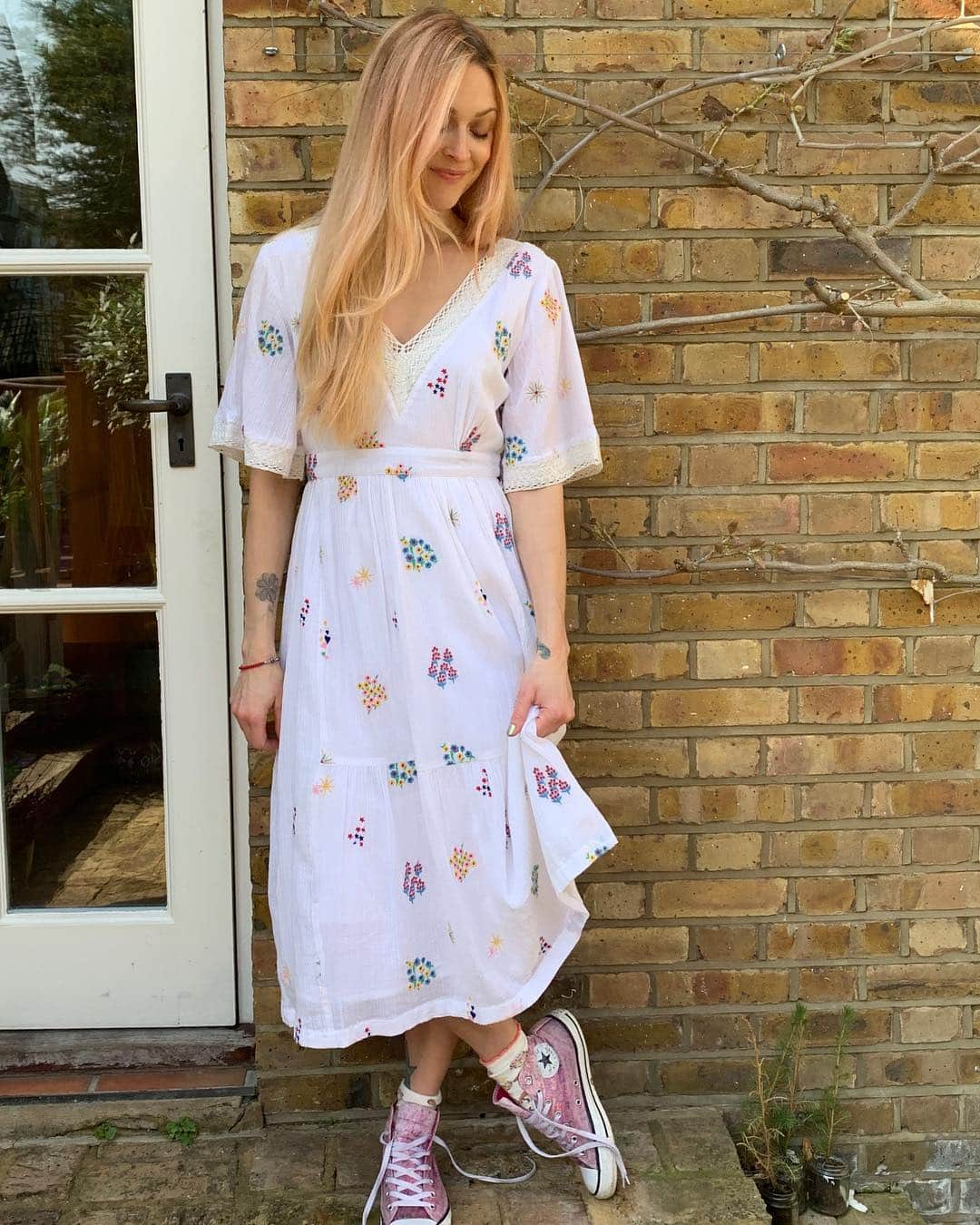 ファーン・コットンさんのインスタグラム写真 - (ファーン・コットンInstagram)「Been waiting for the sun to come out so I can wear this @cathkidston dress from my collection 💗」3月29日 22時34分 - fearnecotton