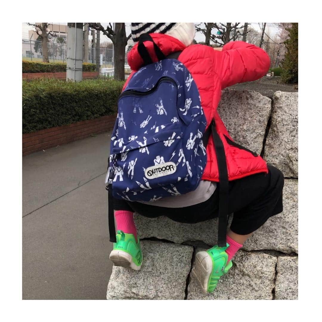 笹峯愛さんのインスタグラム写真 - (笹峯愛Instagram)「2019.3.29 保育園、最後の登園。  毎日、自転車だけど 小さい頃は、ずっと歩いて通った道のり。  最後、歩いて登園しました。  ➀ようやっと歩いていた子が 私より先に歩く←ポケットから手を出しなさい！と叱られながら。  ➁桜、綺麗だねぇ、写真撮って と言われるがままに、写真を撮り どう？と確認すると うん、良いね。 と偉そうに言われる。  ➂つくしがある場所で つくしを取り  ➃階段を上らずに 塀を登る。  たくさんの方々に支えられて 大きくなりました。  いつもの道のりが、とても特別な道。  さぁ、四月からは 学童スタートだ。 ママはお弁当、頑張ります！」3月29日 22時35分 - mineco.m