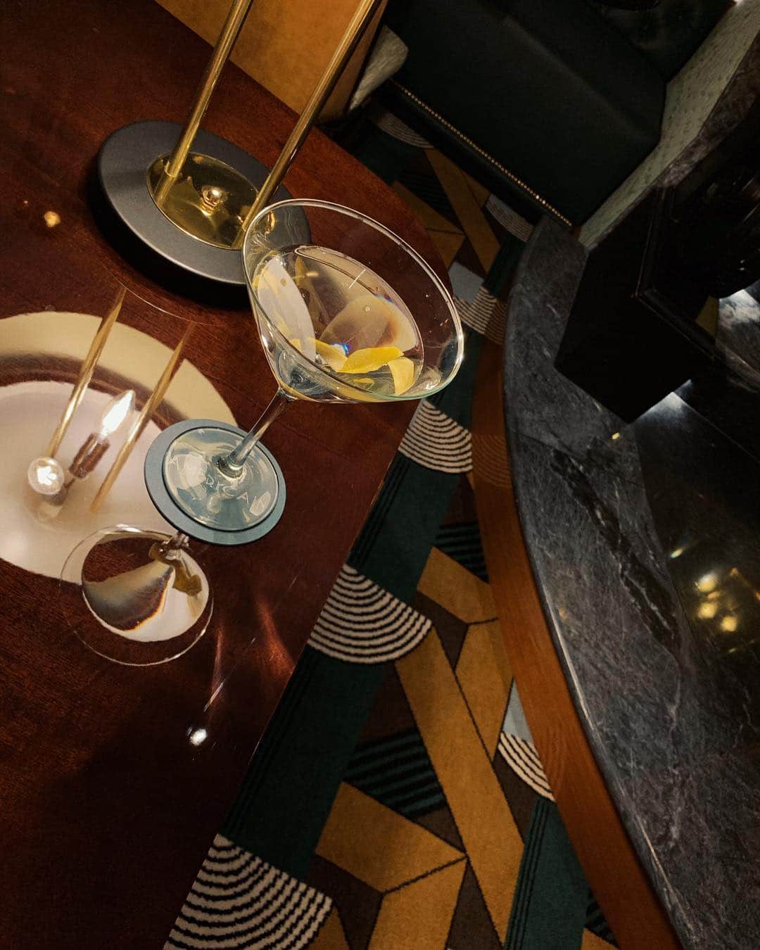 アリス・ガオさんのインスタグラム写真 - (アリス・ガオInstagram)「no matter where i am in the world, i can almost always count on being able to have one of my favorite classics — a @greygoose martini with a twist. bar américain, a newcomer to porto’s bar scene, is a stunner and checks off all the right boxes. #vivelavodka #greygoosepartner」3月29日 22時36分 - alice_gao