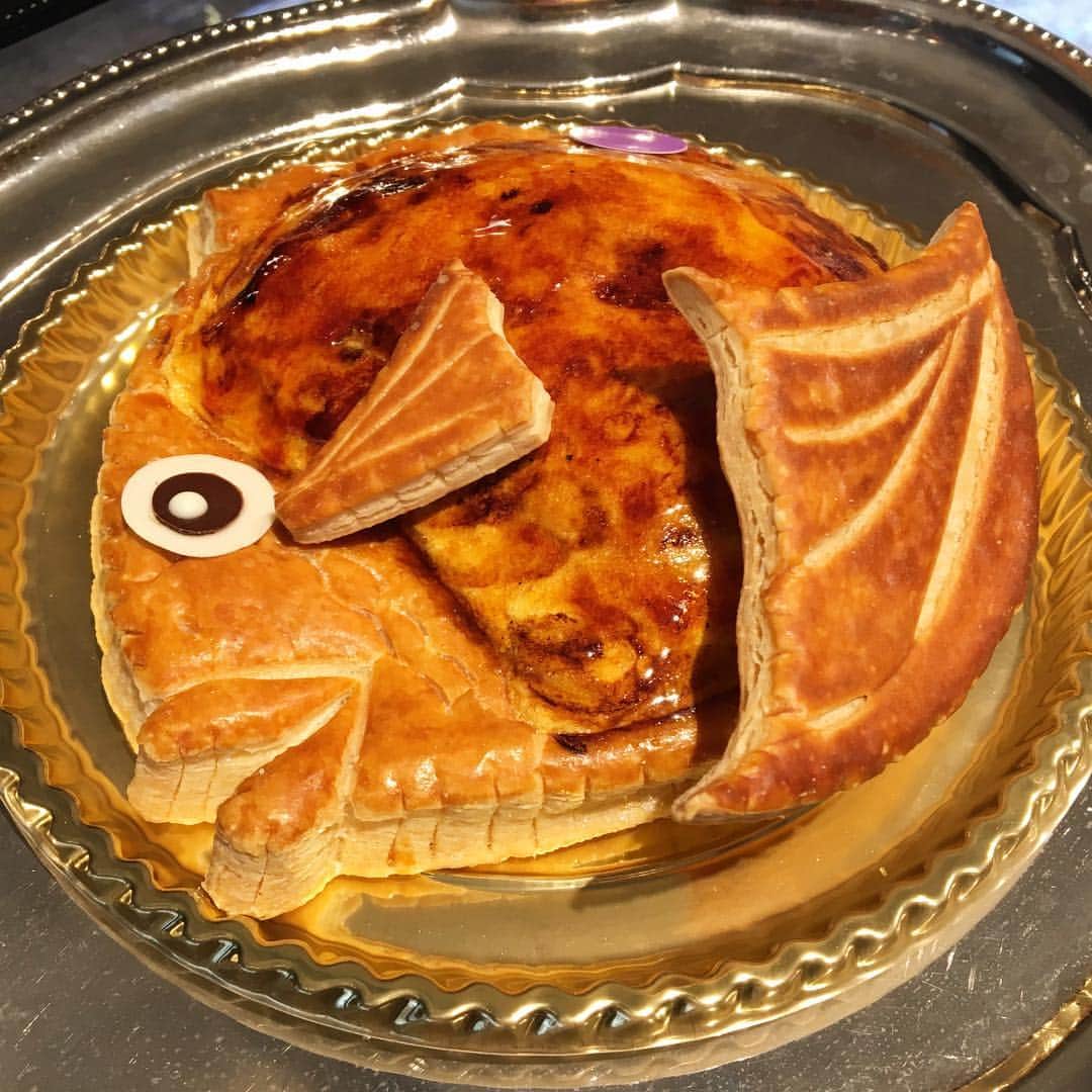 InterContinental Tokyo Bayさんのインスタグラム写真 - (InterContinental Tokyo BayInstagram)「今年の『ポワソン・ダヴリル』は、鯛をモチーフにしたパイをご用意いたしました🥧🐟 フランスではエイプリフールに魚の形をしたパイやケーキなどを食べる習慣があります🇫🇷 . チーズのフランをパイ生地に流し込み、シブストクリームとピンクグレープフルーツを敷き詰めました🧀 . 『めでたい』にかけてお祝いのときにも食される鯛。入学、入社、昇進のお祝いにぜひどうぞ。 販売はN.Y.ラウンジブティックにて4月2日まで🐟🥧 . #intercontinental #インターコンチネンタル東京ベイ#intercontinentaltokyobay #intercontinentallife #ホテルインターコンチネンタル東京ベイ #徳永純司#JunjiTokunaga #ニューヨークラウンジブティック #NewYorkLoungeBoutique #nyラウンジブティック #nyloungeboutique  #シブースト #ポワソンダヴリル #ポワソンダブリル #鯛  #めでたい #パイ #🥧 #魚 #🐟」3月29日 22時38分 - intercontitokyobay