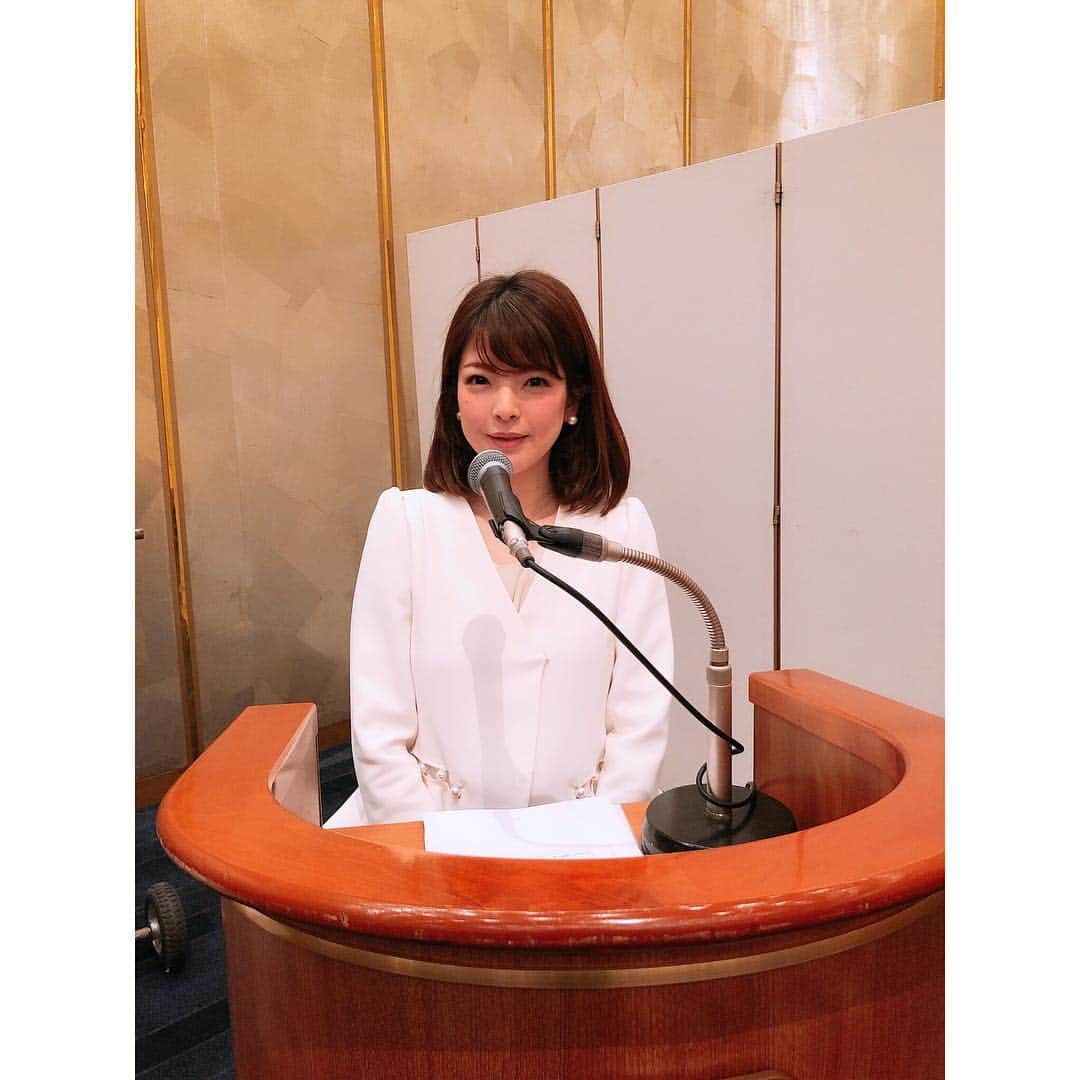 倉窪莉沙のインスタグラム：「* 昨日はとある会社の東証一部指定記念パーティーで司会を務めさせていただきました🎤お気に入りのペプラムジャケットでビシッと✨無事終えることができて一安心☺️ . #アナウンサー #ママ時々アナウンサー #司会 #一期一会 #リーガロイヤルホテル大阪」