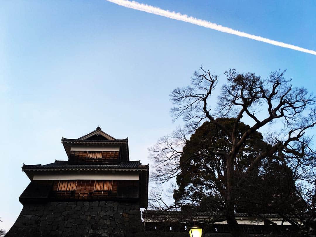 田中千絵さんのインスタグラム写真 - (田中千絵Instagram)「2016年に発生した 熊本地震から 初めて訪れましたが、 熊本城や阿蘇神社など、 各地で災害の痕跡を 目の当たりにしました。  少しでも早くの復興を願うと同時に、 熊本の魅力を改めて感じることができました。 また来るね、熊本👋🏻 . . 在2016年發生的熊本地震之後第一次探訪， 熊本城堡、阿蘇神社等等親眼看到地震災害的痕跡。  希望熊本能早日恢復原有的樣子， 同時也重新感受到熊本的魅力。 熊本，下次我一定會再來喔👋🏻 . . . #熊本 #kumamoto #熊本城 #kumamotocastle #がんばれくまもと #熊本加油 #中国語」3月29日 22時48分 - chietanaka817