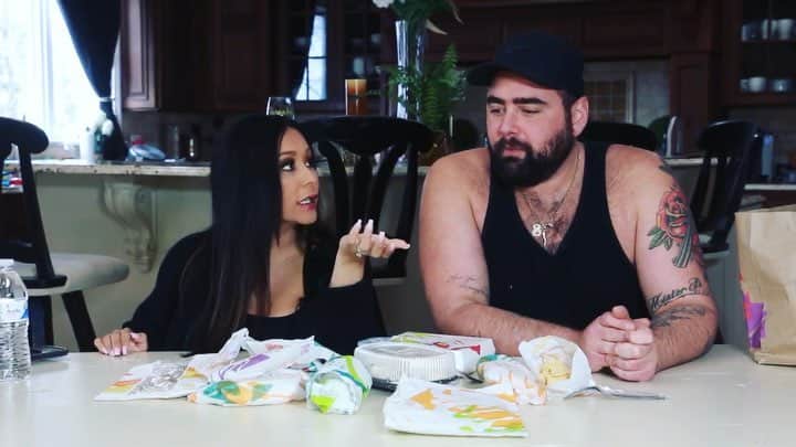 ニコール・ ポリッツィのインスタグラム：「NEW VIDEO⭐️ trying Taco Bell for the first time 😩 SUBSCRIBE MAWMAS」