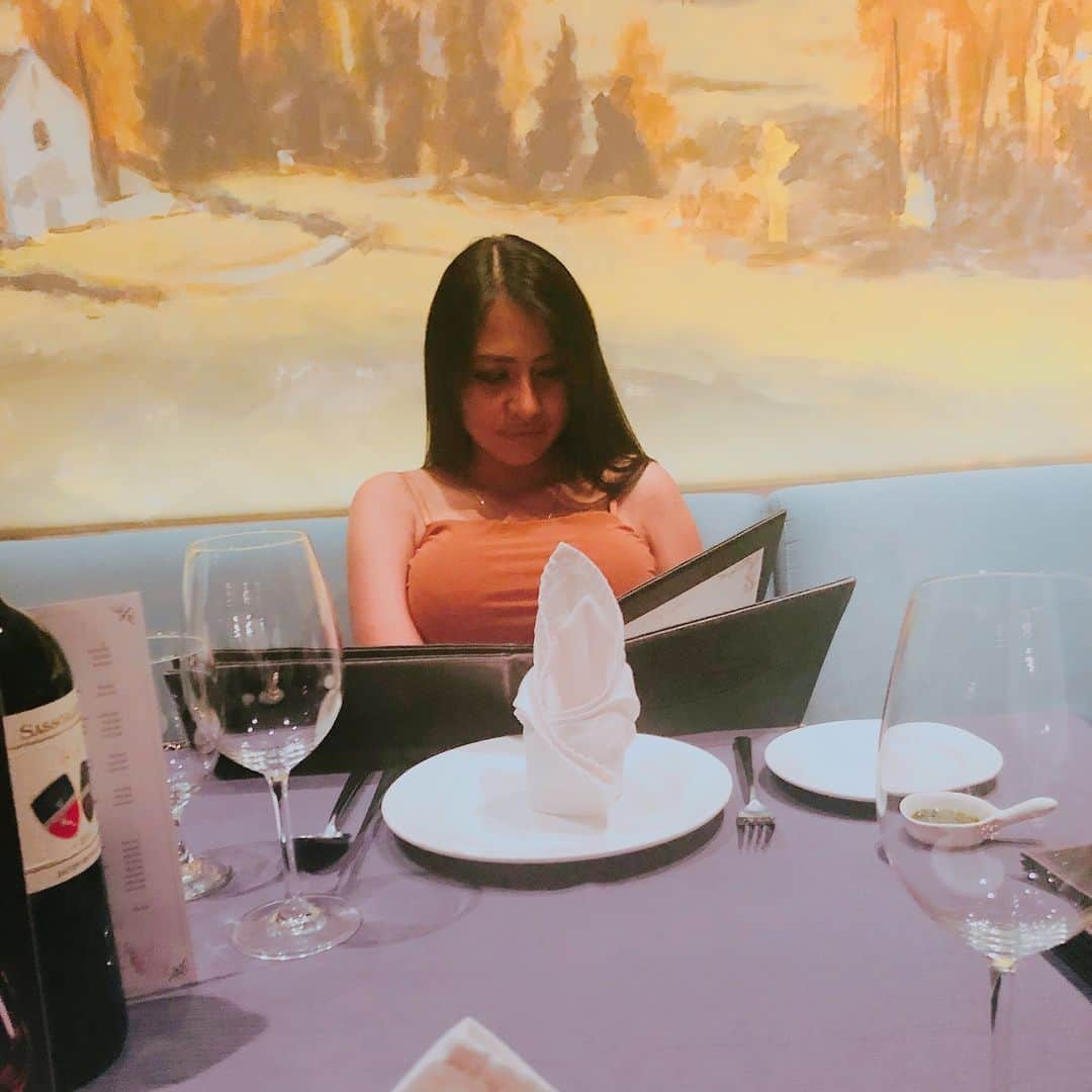 Jelly Jeloのインスタグラム：「pasta and wine 🍷」