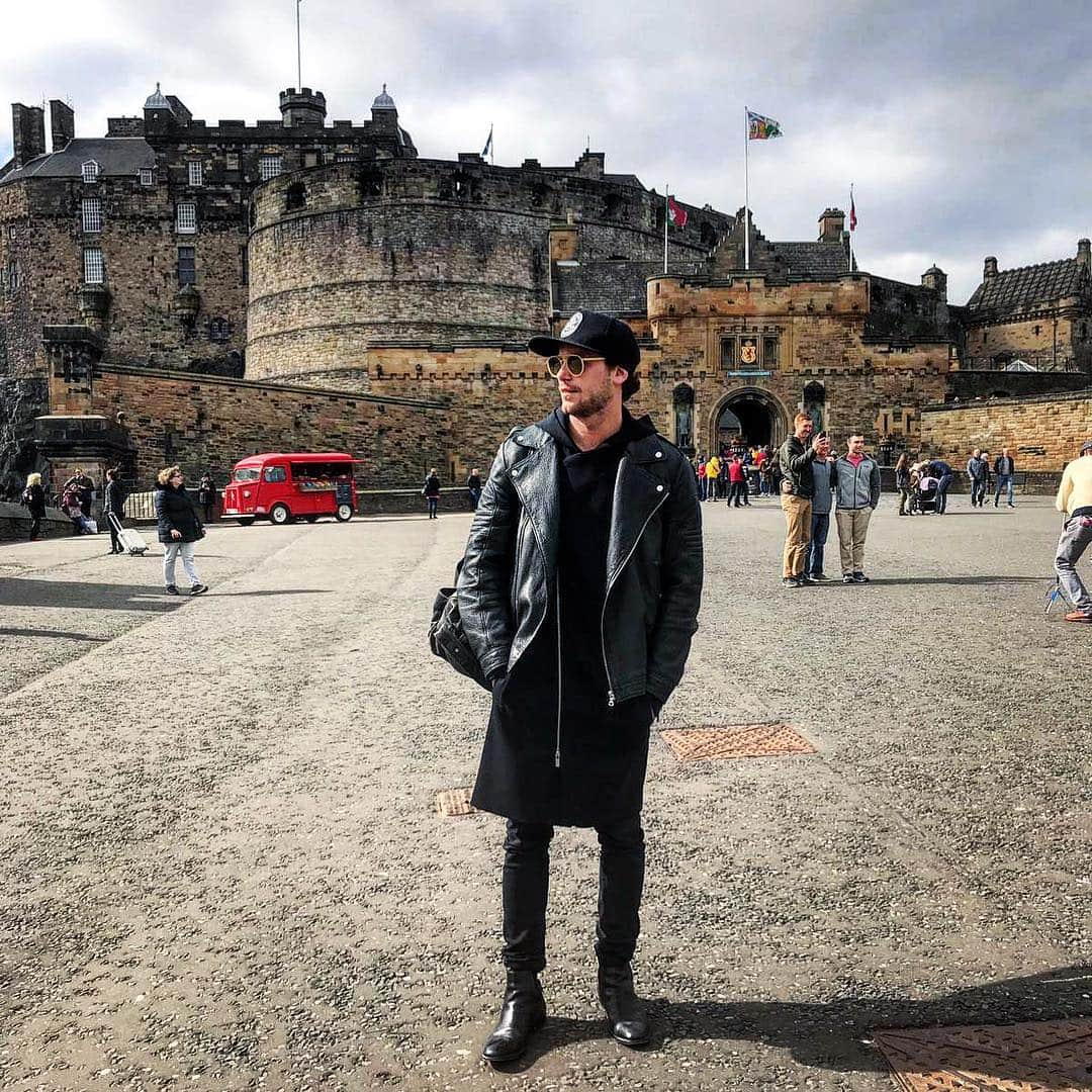 Bastian Bakerさんのインスタグラム写真 - (Bastian BakerInstagram)「One more tourist @edinburghcastle #castle #scotland #travel #work #iamhugo」3月29日 22時41分 - bastianbaker