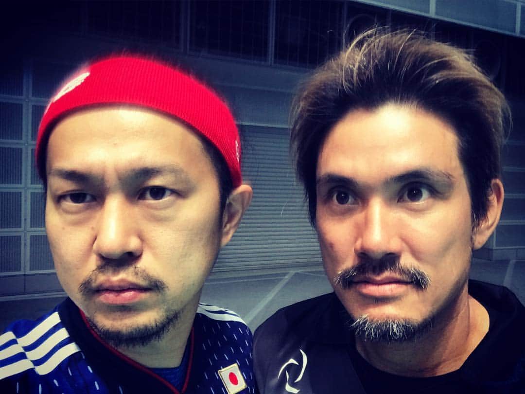 Kuboty のインスタグラム：「いよいよ明日から対バンツアー地方ラスト、長崎と熊本‼️﻿ 本家より快諾いただき、FLOWxGRANRODEOの7-seven-を演奏します🎸🎤﻿ e-ZUKA氏の匠なShredを自分なりに目一杯プレイさせていただきますので、皆様楽しみにしていてくださーい、是非長崎熊本お越しくださいましーーーーー⛪👱‍♂️️🍔🏔🏯🐻🍜 ﻿ ↑上記絵文字がそれぞれ何を示しているか当ててください、最初に全問正解した人にピックあげます、ライブの日に声かけてくれたらあげます、知らんけど」