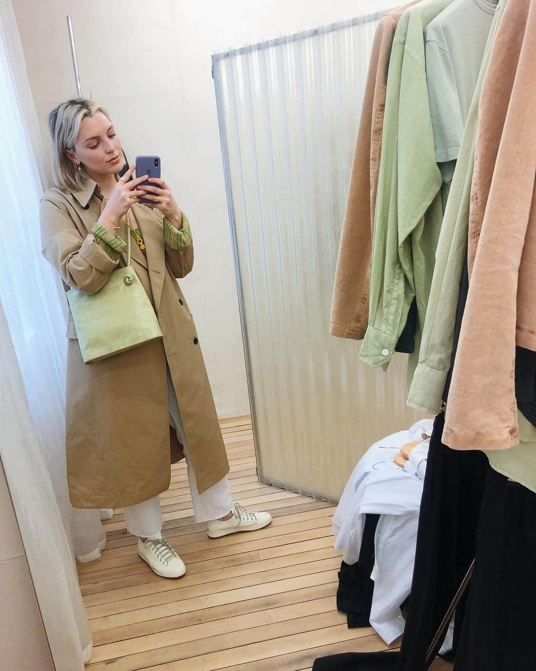 Estée Lalondeのインスタグラム：「Wanted some new gear 🌞🌿 #ELwears」