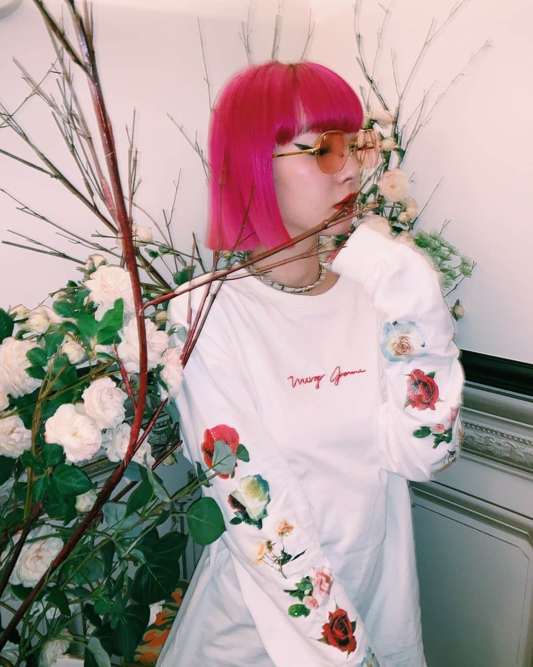 のインスタグラム：「お気に入りのロンTと double LOVERSとのコラボメガネ💐🌼🌹🌸 ピンクのレンズは本当に合わせやすくて可愛くて大好き。 レンズにもプリントをいれたりチェーンを付けたり、とにかくこだわりました🌹 @jouetie_official  @doublelovers  @doubleloversjapan  #jouetie  #doubleLOVERS」