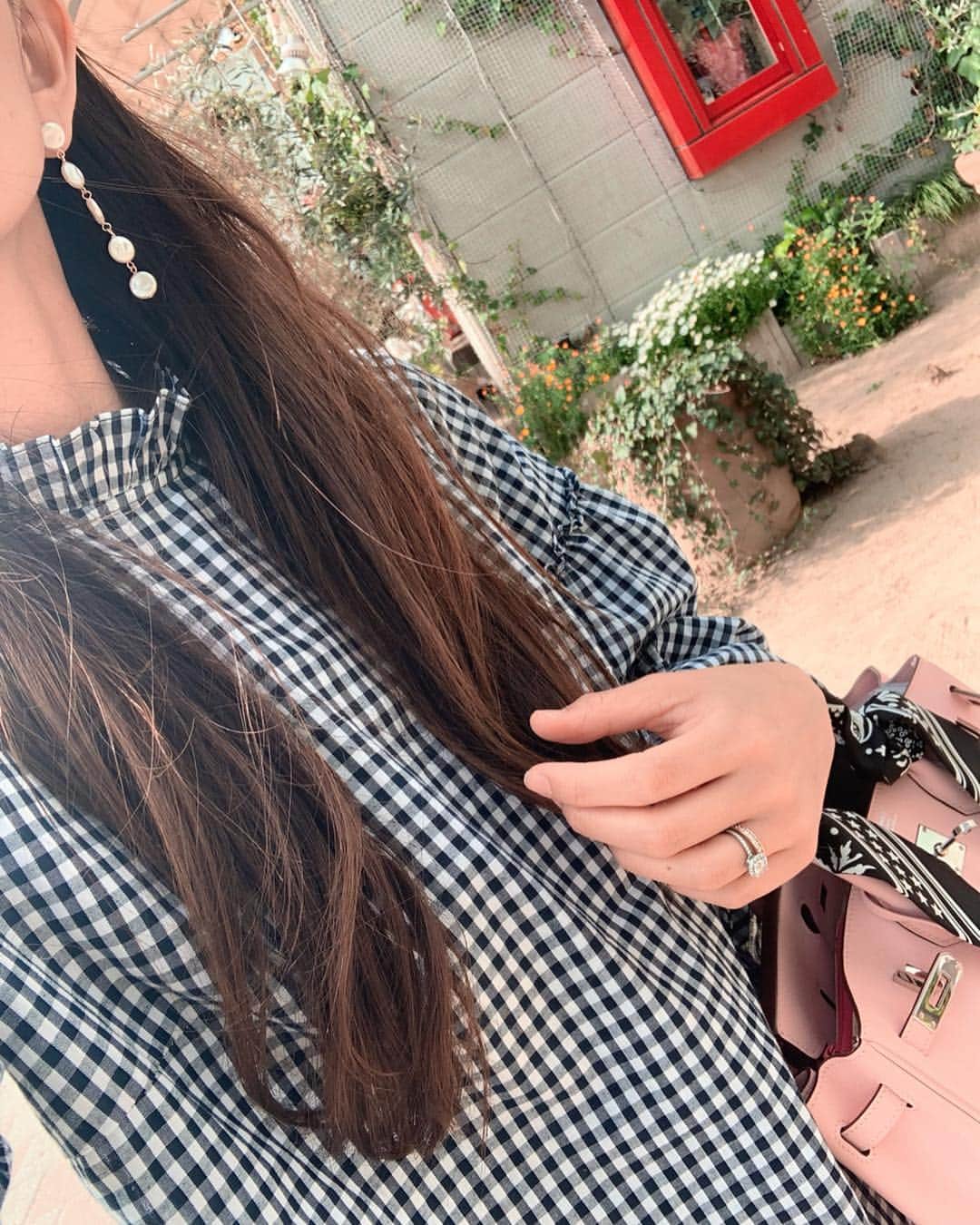 のインスタグラム：「春のお出かけにぴったりなギンガムブラウス👠 * やっぱり人気者でした✨ #受注販売中 * 今日は👦🏻とギンガムリンク💓 * お花見意識で鞄はサクラ色🌸 * #HIAND#ブラウスコーデ#コーデ#コーディネート#スカートコーデ#サングラス#outfit#ootd#HERMES#エルメス#birkin25#rosesakura ローズサクラ#액세서리#instafashion#선글라스#2019ss#가방#패션#30代ファッション#에르메스#hnHIAND#에르메스」