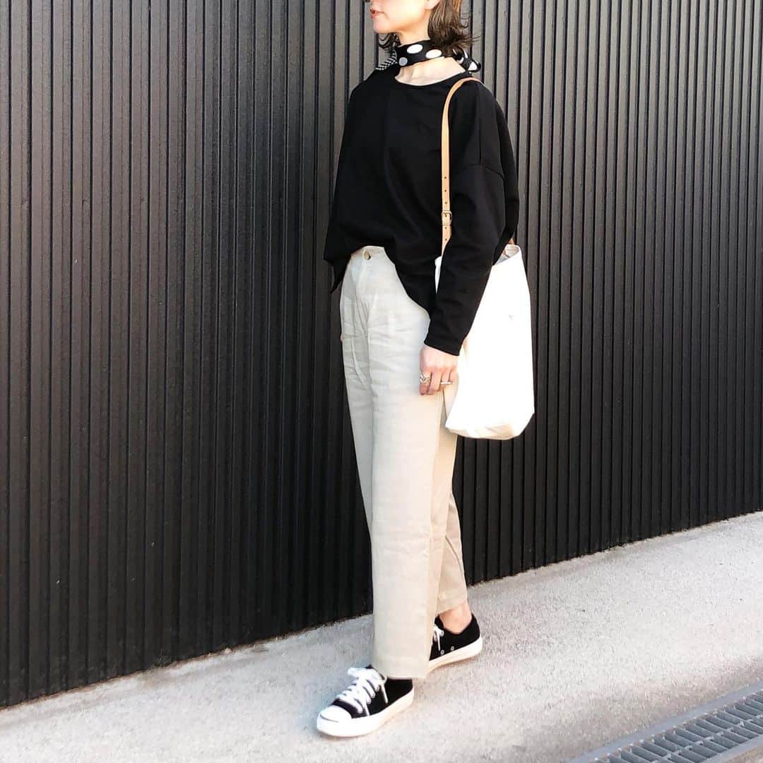 akko0718さんのインスタグラム写真 - (akko0718Instagram)「3月29日(金) . . 今日バイト先で、あと2日で年号が変わるねー✨ 何になると思う？ってゆう話しでわいわいわい🥰 . 昭和、平成、3つの時代を生きてるなんてすごい歳取った気分👵 . 黒のtopsは @joliechambre ❤️ 新規会員登録すると1000ptもらえるみたいだよ😍👏🏻 かわいい春服たくさんだからチェックしてみてね🤗 . . 👚 yjc511-0128 @joint_space @joliechambre #joliechambre #jolie_fashion #pr . . #locari #ponte_fashion #ootd_kob #r_fashion #mineby3mootd #おちびコーデ #おちびの輪 #プチプラコーデ ##プチプラ部 #シンプルコーデ #アラフォーコーデ #155cmコーデ #大人カジュアルコーデ #オトナカジュアル #スニーカー女子 #ジャックパーセル #リネンパンツ #モノトーンコーデ #春コーデ #スカーフコーデ #ドットスカーフ #トートバッグ」3月29日 22時45分 - akko0718