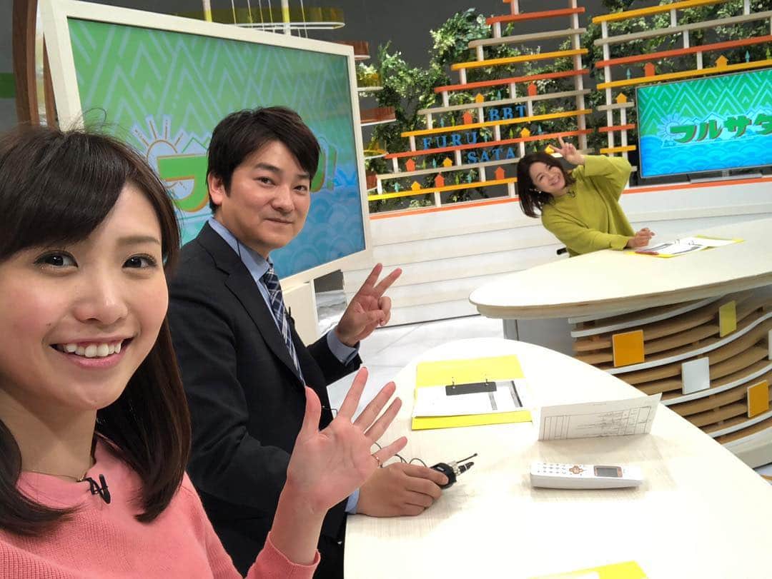 南條早紀のインスタグラム：「いよいよ明日‼️準備万端✨✨ . . あすから新番組、「フルサタ！」スタート✨ . 最終確認を終えて 明日を待つのみ☺️❤️ . わくわくがいっぱい詰まった 素敵な番組になること間違いなし…♡ . お花見スポット情報や 春めくパン特集🥖 クマムシさんの新コーナーも😊 . 視聴者の皆さんにもチャンスがある 中継も見逃せません‼️ . 新番組「フルサタ！」は あす11:24〜お見逃しなく❤️ . . #新番組 #フルサタ #お花見 #お花見情報 #富山 #とやま #情報番組 #バラエティ #富山テレビ #Tomomi さん #クマムシ さん #長谷川俊輔 さん #佐藤大樹 さん #コンパスさん #中島和彦 さん #BBT #アナウンサー #吉村尚郎 アナ #南條早紀 #パン #春のパン #🥖 #🌸 #すし券 #プレゼント #❤️」