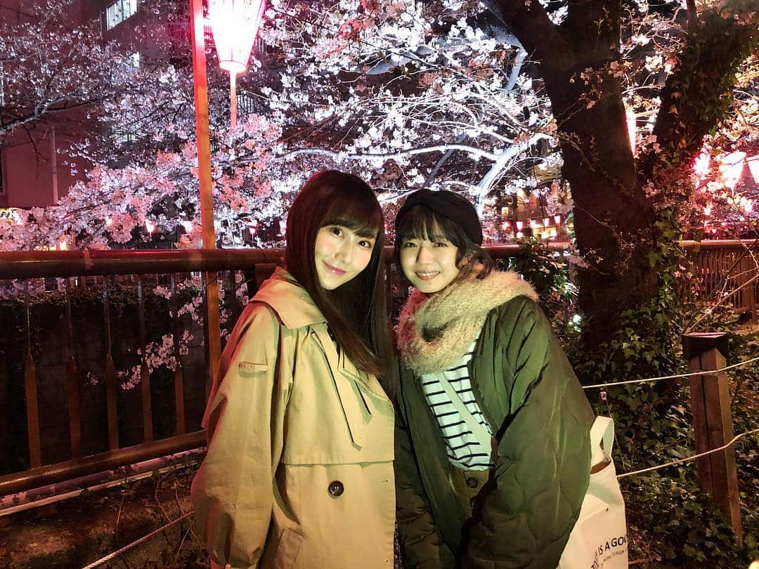 矢倉楓子さんのインスタグラム写真 - (矢倉楓子Instagram)「初めて目黒川の夜桜を見に２人で🌸🌌 みおりんは桜を横目に屋台ばっかり👶🏻️ #花より団子  #中目黒  #桜」3月29日 22時52分 - fufu_ice