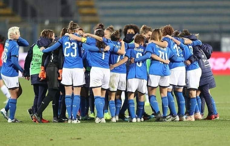 サッカーイタリア代表さんのインスタグラム写真 - (サッカーイタリア代表Instagram)「#Nazionale #Femminile🇮🇹 Ranking FIFA: l’#Italia guadagna una posizione e si porta al 15° posto . Gli Stati Uniti guidano la classifica davanti a Germania e Inghilterra. Avanzano le prossime due avversarie delle #Azzurre: la Polonia si porta al 28° posto, l’Irlanda al 31° . . #VivoAzzurro」3月29日 22時55分 - azzurri