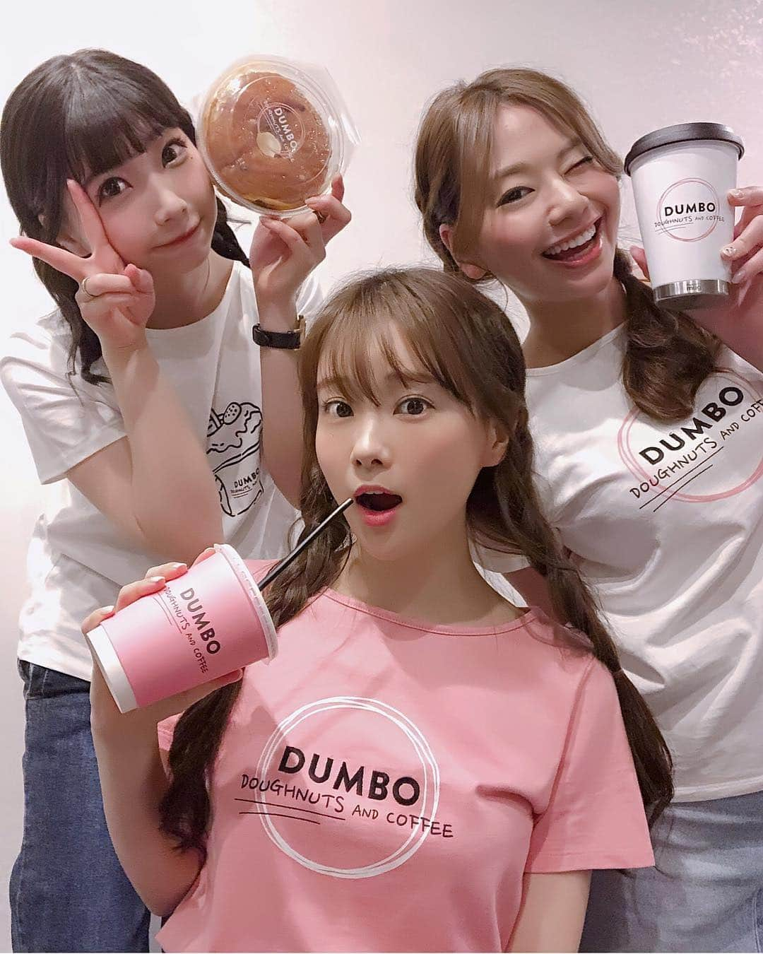 重盛さと美さんのインスタグラム写真 - (重盛さと美Instagram)「インスタで話題のDUNBOドーナツ🍩 ✖️アパレルブランドa.v.vのコラボTシャツ🖤🎵💕 キッズもメンズも可愛いけん見てみて✌🏻 Tシャツ2990円💋キッズ1990円💋 👇10%OFFクーポンどうぞ👅 #SATOMIAVV56 #avv#DUMBOavvコラボ #自分をもっと好きになる服#アーヴェヴェ #DUMBOdoughnutsandCoffee#PR」3月29日 23時05分 - satomi_shigemori