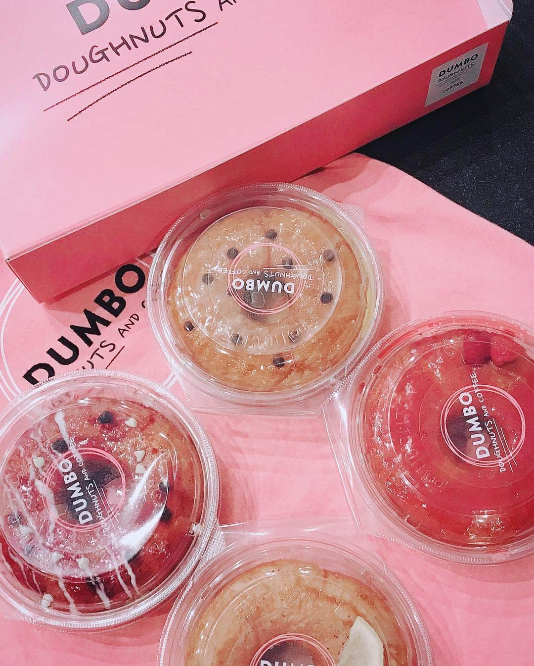 重盛さと美さんのインスタグラム写真 - (重盛さと美Instagram)「インスタで話題のDUNBOドーナツ🍩 ✖️アパレルブランドa.v.vのコラボTシャツ🖤🎵💕 キッズもメンズも可愛いけん見てみて✌🏻 Tシャツ2990円💋キッズ1990円💋 👇10%OFFクーポンどうぞ👅 #SATOMIAVV56 #avv#DUMBOavvコラボ #自分をもっと好きになる服#アーヴェヴェ #DUMBOdoughnutsandCoffee#PR」3月29日 23時05分 - satomi_shigemori