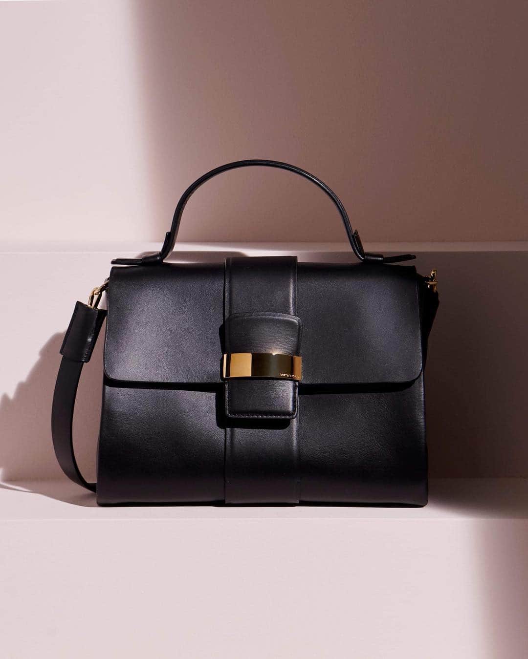 Sergio Rossiさんのインスタグラム写真 - (Sergio RossiInstagram)「The #sr1Collection welcomes a new member to its iconic family: the #sr1bag! Find it now in selected  #SergioRossi stores worldwide and online.」3月29日 23時05分 - sergiorossi