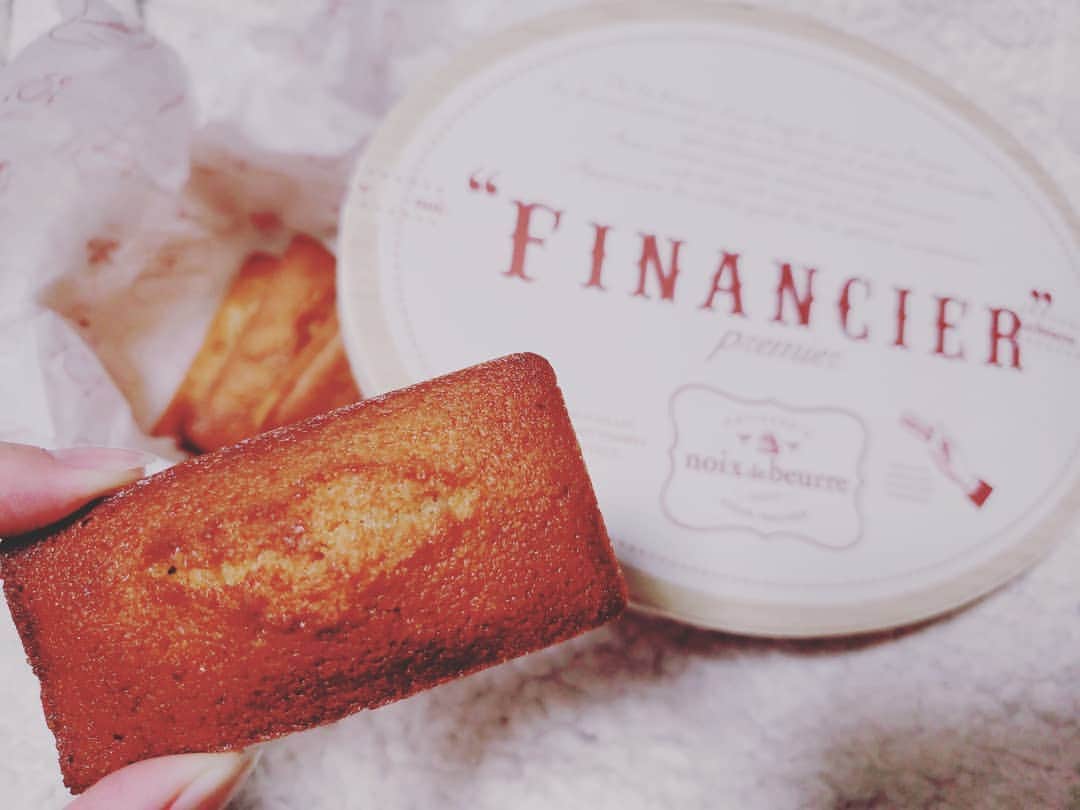 本田珠規のインスタグラム：「今回、神戸の実家へのお土産は、 【ノワ・ドゥ・ブール】 のフィナンシェ! . こんなに美味しいフィナンシェあったの！とビックリ😋 外カリッ、中からバターがじゅわ～って。 最高っ😋 . 入れ物も可愛くてオシャレ! . #ノワドゥブール#フィナンシェ#新宿伊勢丹#贈り物に最適#焼きたてフィナンシェ#焼き菓子#贈り物#東京スイーツ#おもたせスイーツ#sweets」
