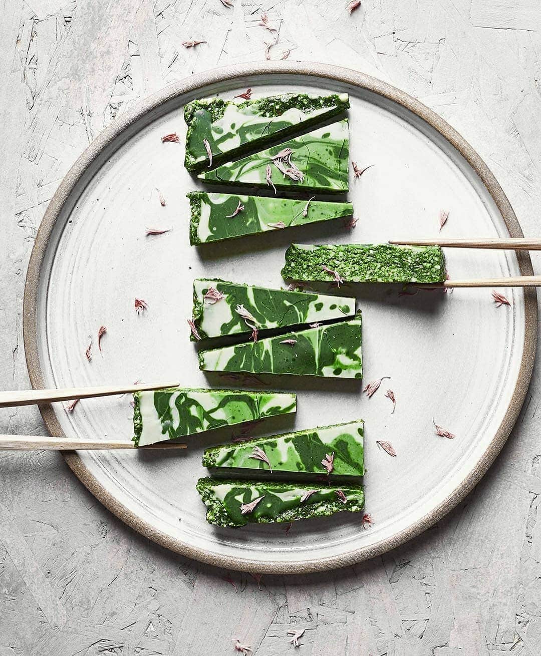Matchæologist®さんのインスタグラム写真 - (Matchæologist®Instagram)「😱 Oh my matcha! Who else is in heaven 😍 with this drool-worthy No-Bake #Matcha #Brownie prepared by our amazing Sara @shisodelicious?! 💚✨ Tag a #MatchaBestie who you know would go crazy for it! . Our Meiko™ 🍃 is a perfect matcha grade for use in any matcha drink and dessert recipes that require a deep green colour and the intensity to shine through other ingredients. 🍵🌿 . Share a capture of your matcha creations with us by tagging @Matchaeologist #MatchaCreations . Matchæologist® #Matchaeologist Matchaeologist.com」3月29日 23時06分 - matchaeologist