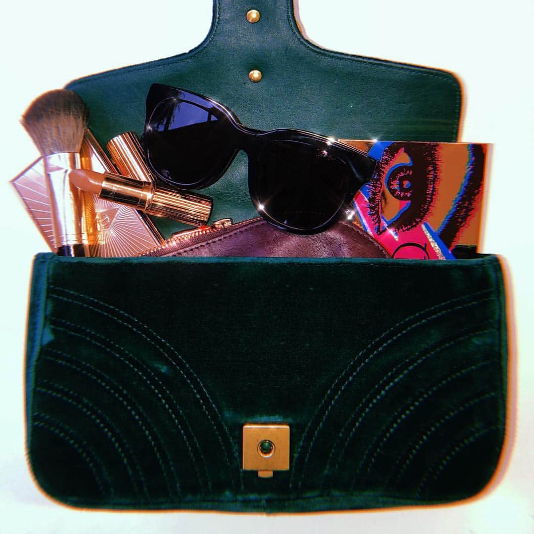 シャーロット・ティルベリーさんのインスタグラム写真 - (シャーロット・ティルベリーInstagram)「Darlings, what’s in my handbag today? I LOVE my new statement sunglasses from my gorgeous friend @oliviapalermo’s collaboration with @westwardleaning!! Thank you Darling!!! 💋」3月29日 22時57分 - charlottetilbury