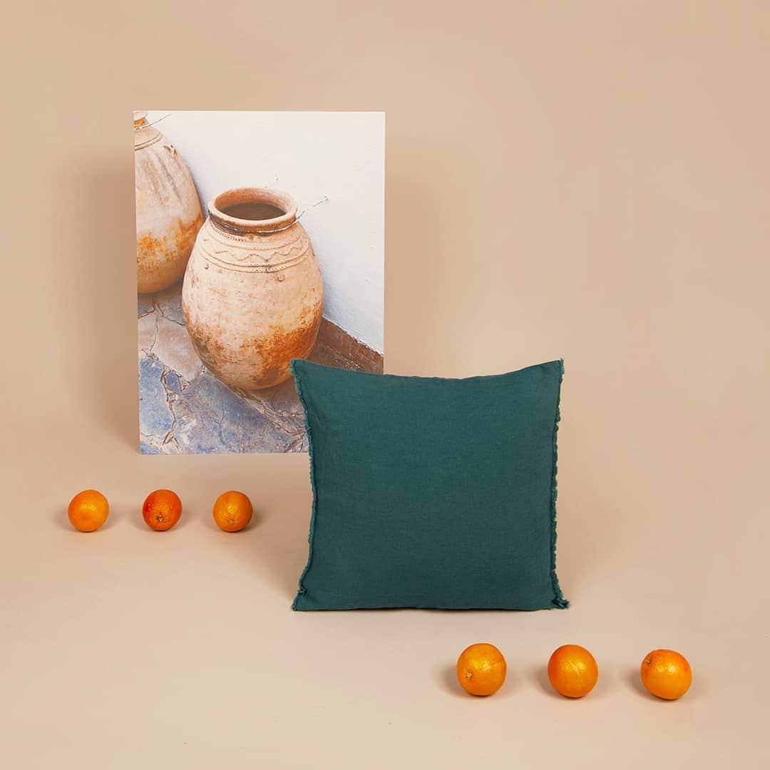 のインスタグラム：「NEW IN Dernier arrivé de notre collection, ce coussin en lin bleu paon, il vous le faudra forcément pour les jours ensoleillés qui reviennent... 🇬🇧NEW IN Last but not least, this peacock bleu cushion in linen. You will obviously need it to put a colors touch in your interior, or exterior... #bensimon #maisonbensimon #deco #moisdeladeco #newin #new」