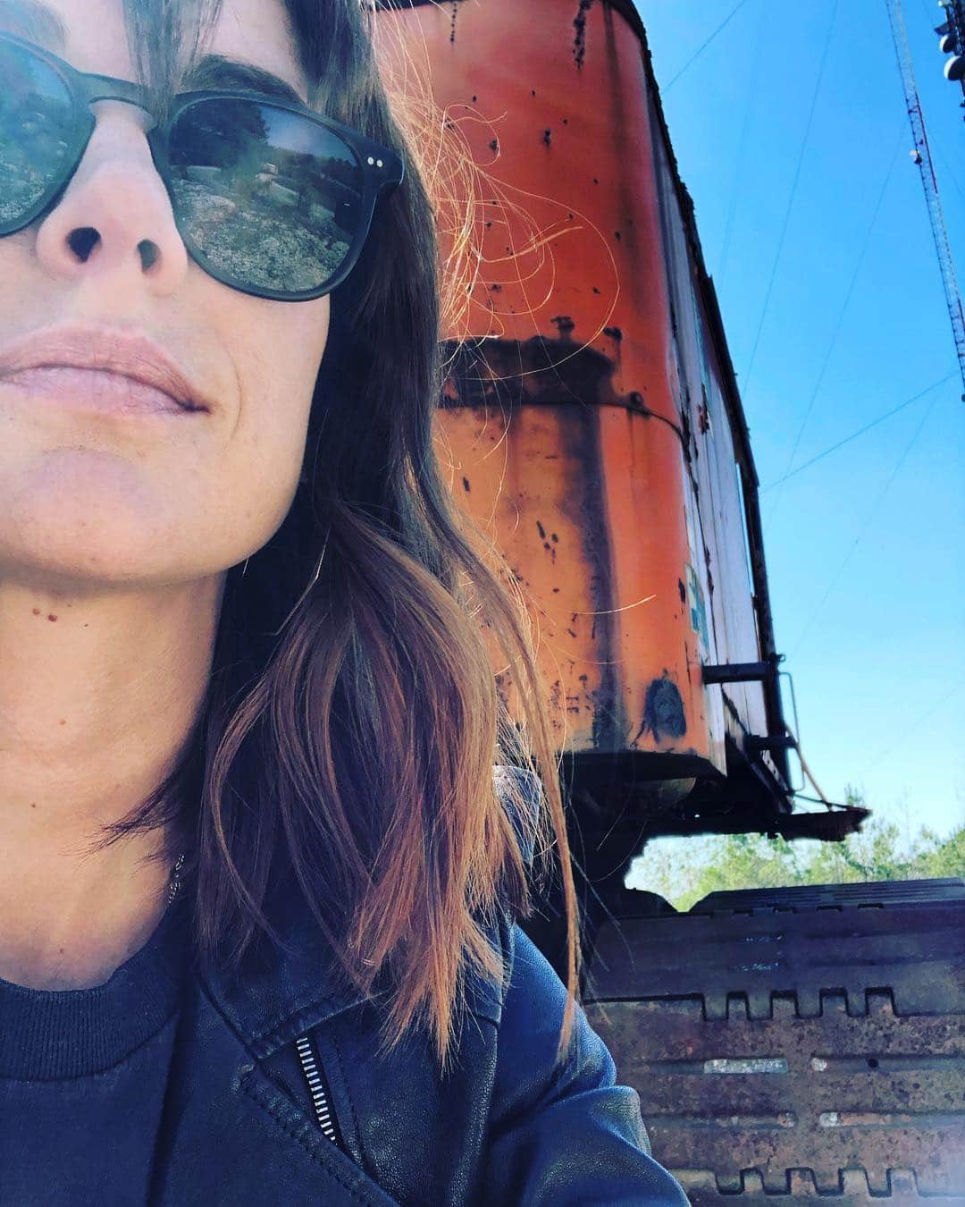 ジェシカ・ストループのインスタグラム：「Tractor trucks and wide open fields. Feels so good to work in the south. 😎」