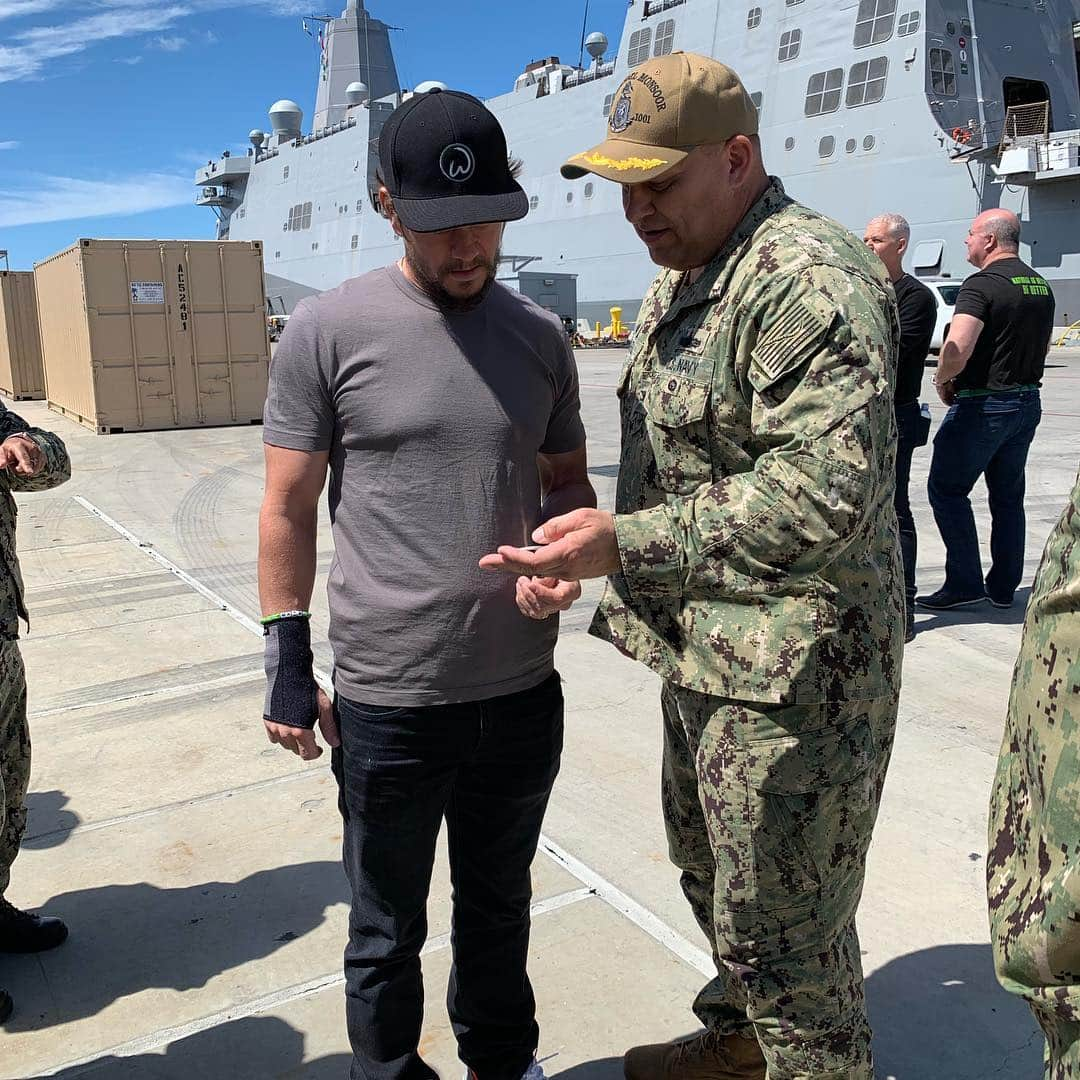 マーク・ウォールバーグさんのインスタグラム写真 - (マーク・ウォールバーグInstagram)「Had an awesome time hanging out with our heroes. I appreciate all you guys do for us. 🇺🇸🇺🇸🇺🇸⚓️⚓️❤️」3月29日 23時06分 - markwahlberg