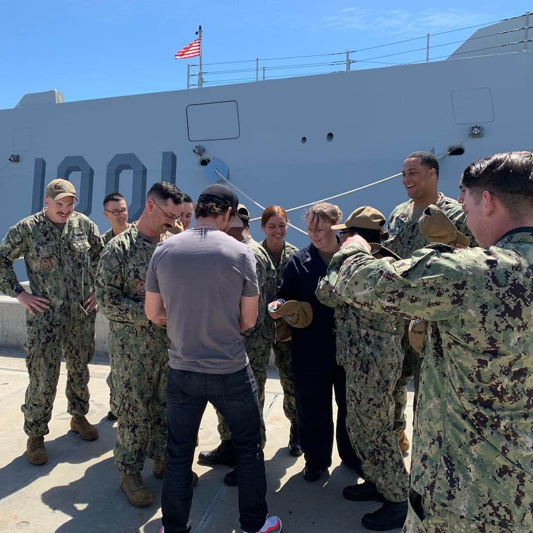 マーク・ウォールバーグさんのインスタグラム写真 - (マーク・ウォールバーグInstagram)「Had an awesome time hanging out with our heroes. I appreciate all you guys do for us. 🇺🇸🇺🇸🇺🇸⚓️⚓️❤️」3月29日 23時06分 - markwahlberg