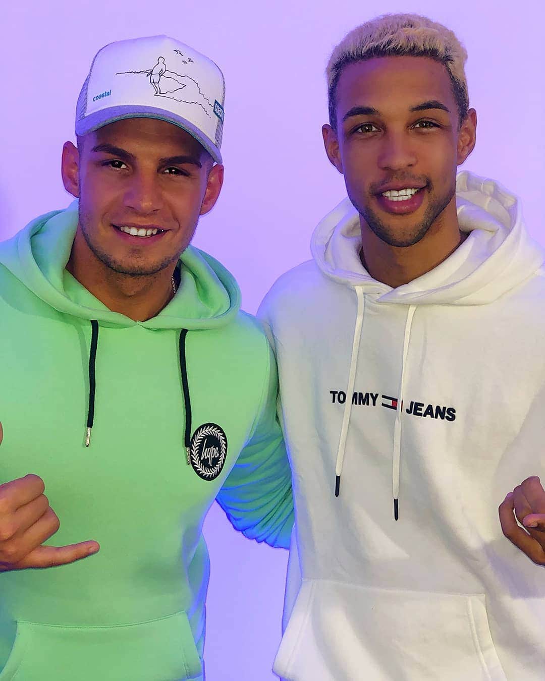 SIMON DESUEのインスタグラム：「Mit dem Bruder @_pietrolombardi_ neue Songs aufnehmen. Er sagt er findet ich bin der beste Sänger der Welt und ich geh bestimmt bald Doppelplatin. Spaß ich kann nicht singen bye. 🤩 #dsds」