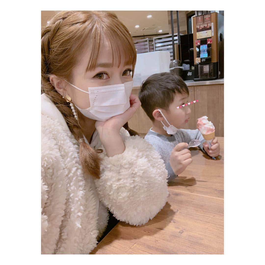 辻希美さんのインスタグラム写真 - (辻希美Instagram)「今日はRH終わりに子ども達の髪の毛切りに行って、帰りに苺🍓ソフトを…(๑・ω-)～♥” #リハ終わり #子ども達 #美容院 へ #帰りに#苺ソフトクリーム #🍓 #私は我慢 #我慢 #我慢 #私も春休み終わったら髪の毛切りに行こう #さぁ #明日はいよいよ本番 #楽しみ #緊張 #頑張ります」3月29日 23時10分 - tsujinozomi_official