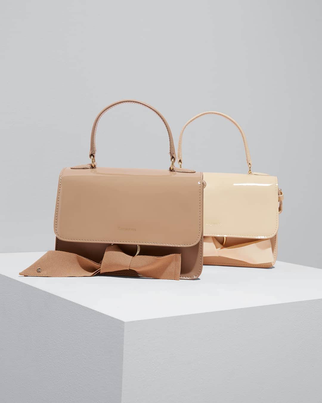 Repettoさんのインスタグラム写真 - (RepettoInstagram)「Les coloris Nude s'emparent de la Maison Repetto pour la saison.  The Nude colors seize the Maison Repetto for the season. . #Repetto #Bagoftheday #RepettoBag」3月29日 23時11分 - repettoparis
