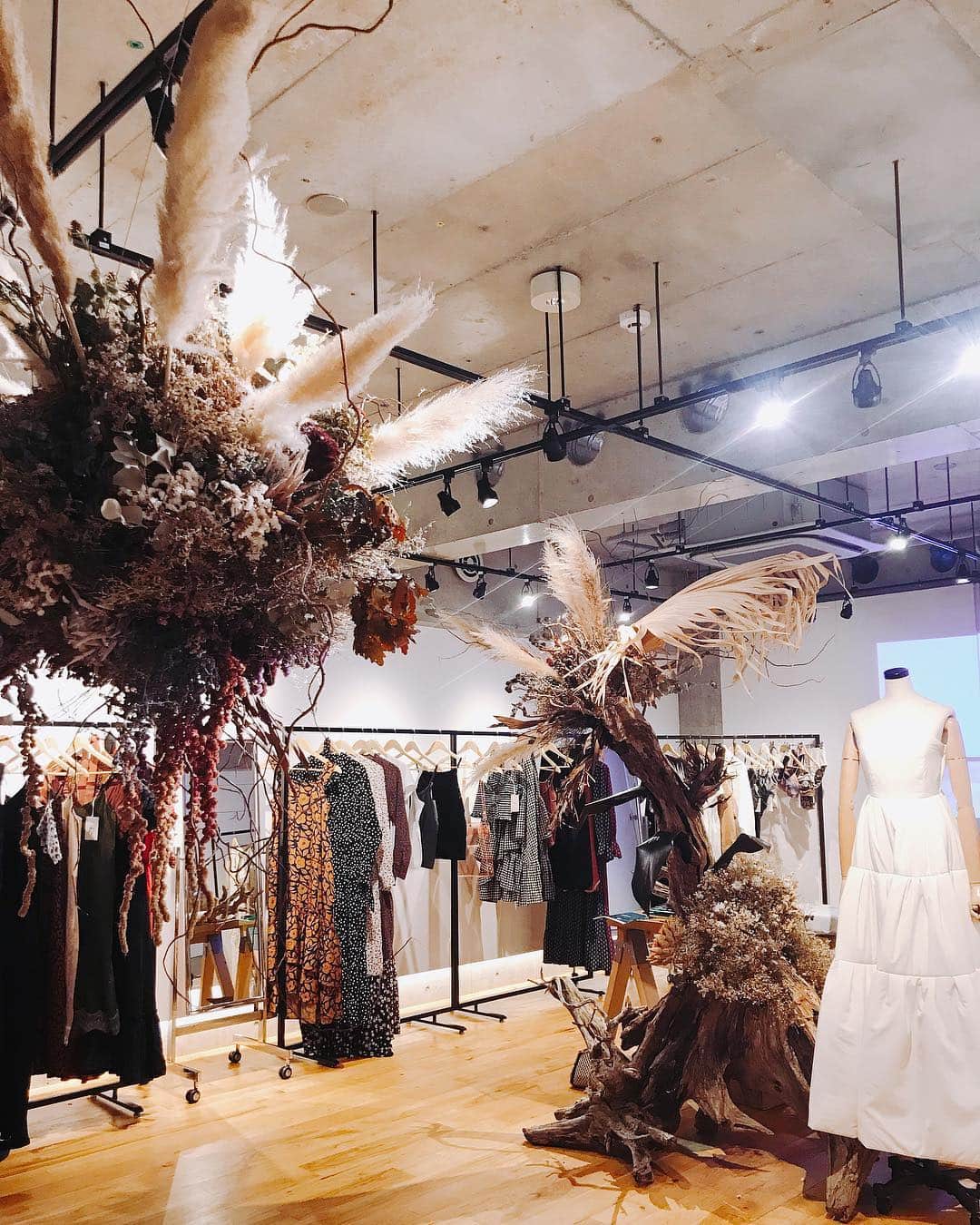 のインスタグラム：「@margot_japan の展示会へ🌿  お洋服も世界観も全てがタイプなブランド。 たくさんオーダーさせていただきました ♡  届くの楽しみすぎる ♡♡♡ 早く着たい〜  @imaihana ちゃん @wakana.721 ちゃん ありがとうございました！！ 一緒に写真撮るの忘れてたw 😦」