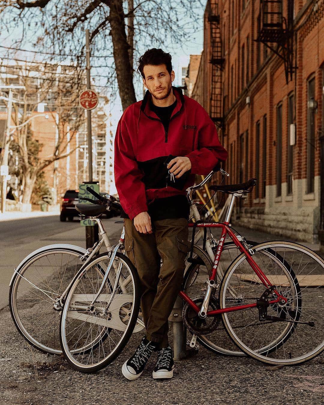 ペリーエリスのインスタグラム：「Spring days are the best days. @guillaumeviau wearing the Nylon Popover from the #PerryEllisAmerica capsule 2 collection. Tap to shop. #repost」