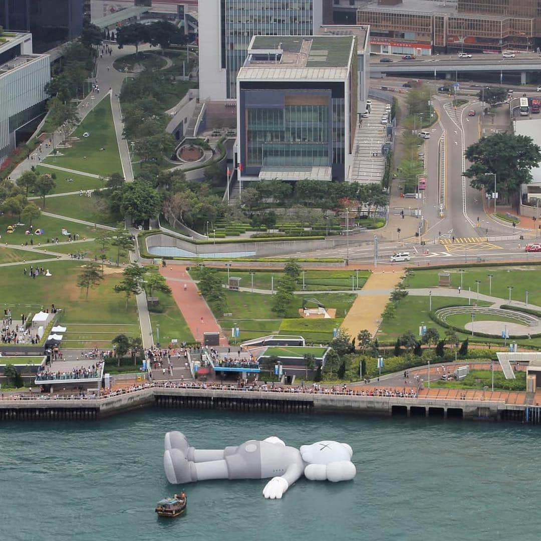 KAWSONEさんのインスタグラム写真 - (KAWSONEInstagram)「Haven’t seen this view yet... @arr.allrightsreserved  #Repost @worldeconomicforum ・・・ A giant "Companion" inflatable sculpture is seen displayed at the Victoria Harbour in Hong Kong, China. ⁣⁣⁣ ⁣⁣⁣ The sculpture was designed by US artist Brian Donnelly, known professionally as KAWS.⁣⁣⁣ ⁣⁣⁣ #KAWS #hongkong #china #art #artists #sculptures ⁣⁣⁣ ⁣⁣⁣ REUTERS/Yuyang Wang @benballer thanks for sending!」3月29日 23時31分 - kaws