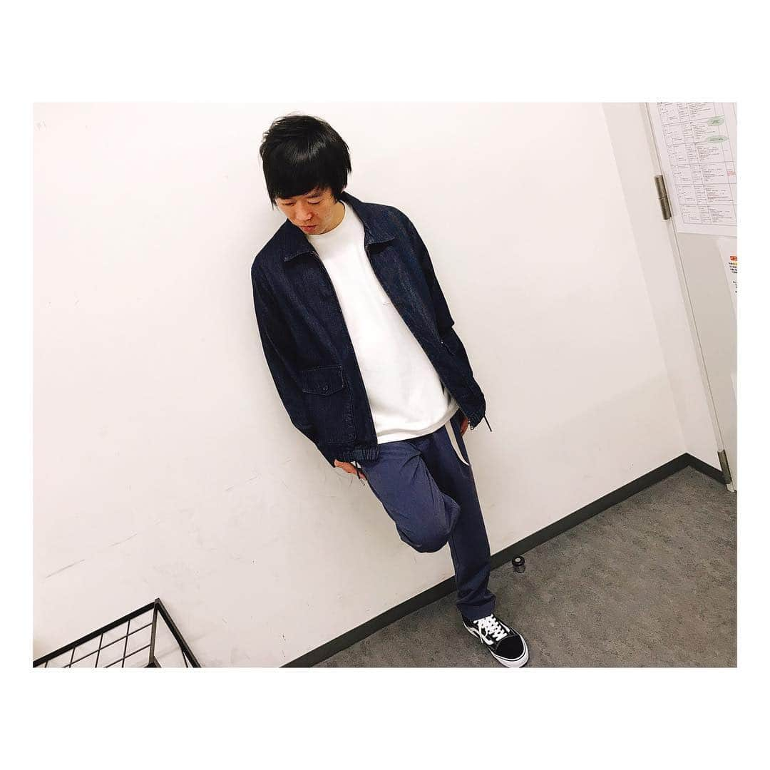 藤本聖さんのインスタグラム写真 - (藤本聖Instagram)「自分は捨てた. . 俺は私服がダサい. . 自分ではよくわからないが人からはダサい、終わってる、むしろ始まってないだの好き勝手言われる. . 服を着ているだけなのに攻撃される. . 俺は服が怖くなった. . そんな時ヘンダーソン中村が俺の手を取り服屋に連れて行きこう言ってくれた. . 「兄さん、服は怖くないです」. . さすがはオシャレという俺には無縁の称号を手にした男だ. . あっという間に俺に服と自信を持たせてくれた. . ありがとう中村. . でも、「今まで着てた服はどうしたらいい？」って質問した時. . 笑いながら「全部捨てましょう」って言ったその笑顔は忘れないよ. . . . #春 #春コーデ #ヘンダーソン中村 #オシャレさん #服怖い」3月29日 23時26分 - kasoku_mossan