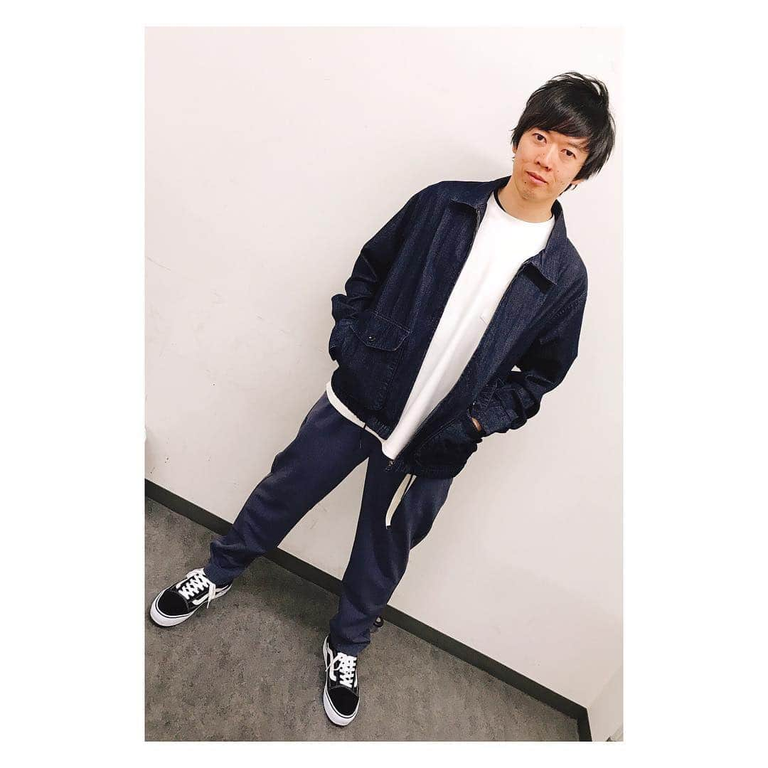 藤本聖さんのインスタグラム写真 - (藤本聖Instagram)「自分は捨てた. . 俺は私服がダサい. . 自分ではよくわからないが人からはダサい、終わってる、むしろ始まってないだの好き勝手言われる. . 服を着ているだけなのに攻撃される. . 俺は服が怖くなった. . そんな時ヘンダーソン中村が俺の手を取り服屋に連れて行きこう言ってくれた. . 「兄さん、服は怖くないです」. . さすがはオシャレという俺には無縁の称号を手にした男だ. . あっという間に俺に服と自信を持たせてくれた. . ありがとう中村. . でも、「今まで着てた服はどうしたらいい？」って質問した時. . 笑いながら「全部捨てましょう」って言ったその笑顔は忘れないよ. . . . #春 #春コーデ #ヘンダーソン中村 #オシャレさん #服怖い」3月29日 23時26分 - kasoku_mossan