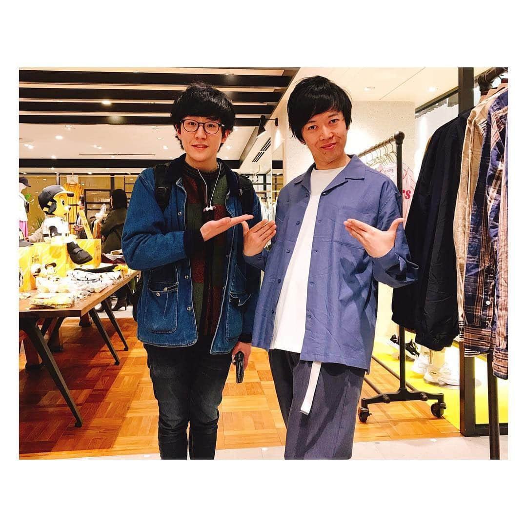 藤本聖さんのインスタグラム写真 - (藤本聖Instagram)「自分は捨てた. . 俺は私服がダサい. . 自分ではよくわからないが人からはダサい、終わってる、むしろ始まってないだの好き勝手言われる. . 服を着ているだけなのに攻撃される. . 俺は服が怖くなった. . そんな時ヘンダーソン中村が俺の手を取り服屋に連れて行きこう言ってくれた. . 「兄さん、服は怖くないです」. . さすがはオシャレという俺には無縁の称号を手にした男だ. . あっという間に俺に服と自信を持たせてくれた. . ありがとう中村. . でも、「今まで着てた服はどうしたらいい？」って質問した時. . 笑いながら「全部捨てましょう」って言ったその笑顔は忘れないよ. . . . #春 #春コーデ #ヘンダーソン中村 #オシャレさん #服怖い」3月29日 23時26分 - kasoku_mossan