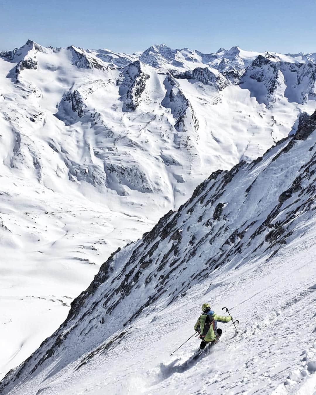 のインスタグラム：「Things getting steep on the Tsanteleina’s East face for @cedricpuginski 📷 B. Langenstein  #MilletRiseUp #steepskiing #skiing #skitouring #penteraide #freeride #mountaineering」