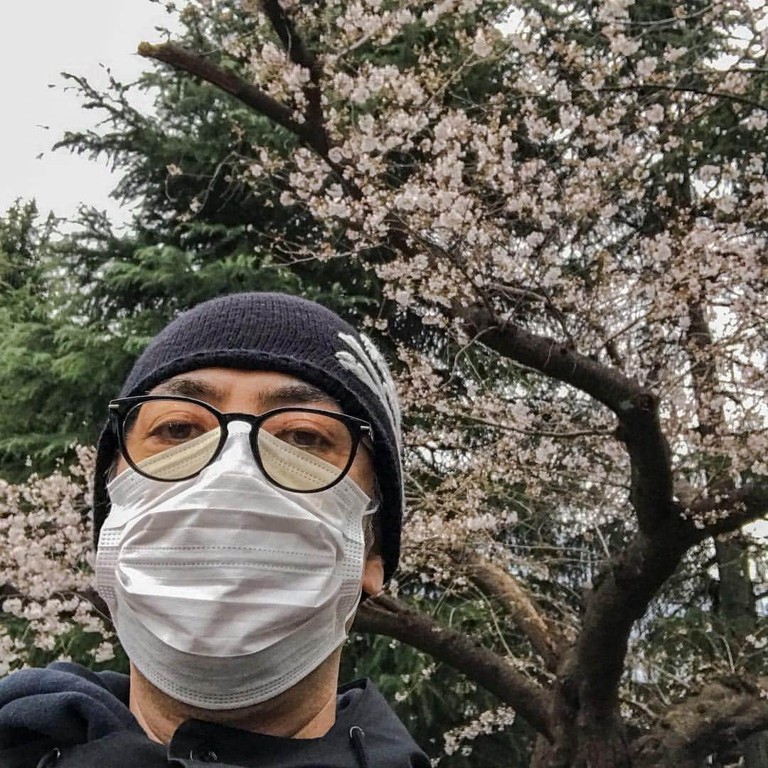 堀部圭亮さんのインスタグラム写真 - (堀部圭亮Instagram)「昨日までの3日間、埼玉県某所にてドラマのロケ。自宅と現場の往復時間が勿体無いと、自分は現場近くのホテルに泊まり込みで、どっぷり撮影に集中。一日空いた今日は、免許の更新に行ってきました。新元号発表直前。有効期限は西暦表記です！それにしても毎回思うのですが、自分の更新時期は花粉飛散真っ只中。当然、写真の目は充血ぼんやり涙目状態…あまり人には見せられません(^◇^;)」3月29日 23時28分 - keisuke_horibe