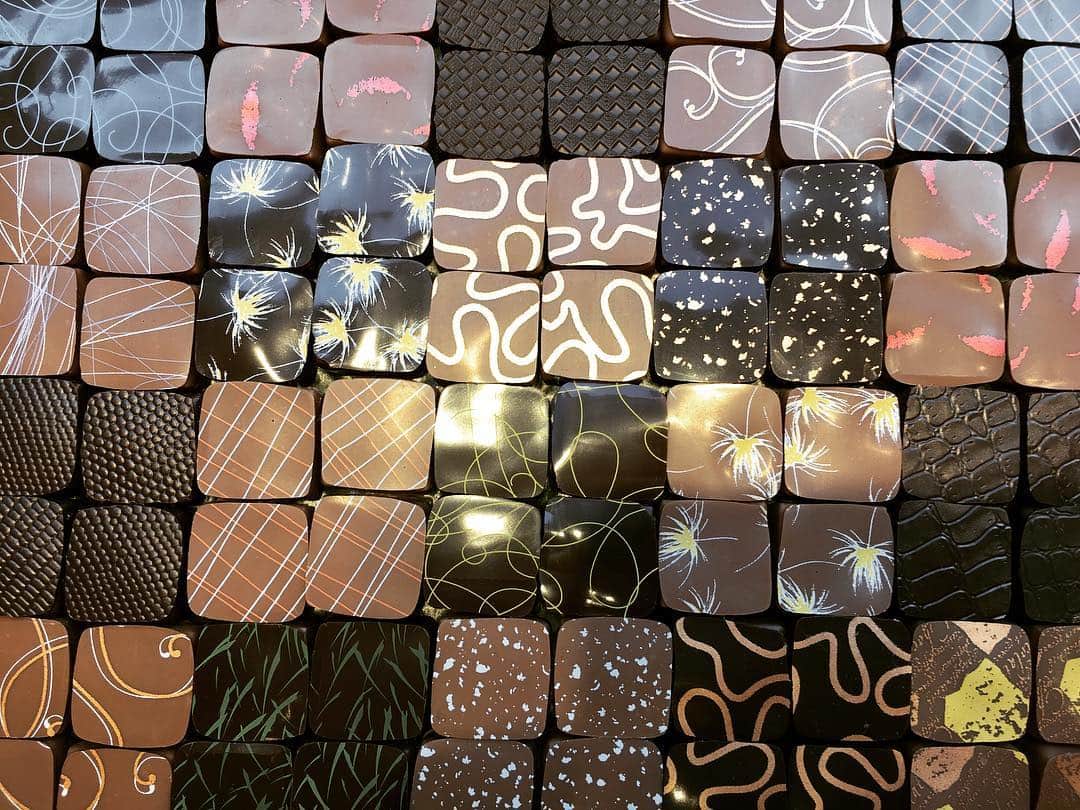 辻仁成さんのインスタグラム写真 - (辻仁成Instagram)「やっぱり、世界一美味しいと、個人的に思う、ジャック・ジュナンのチョコレート。うーむ、マジ、うまい。ここのマシュマロのチョコレートがけは、正直、次の日本へのお土産にします。母さんに。」3月29日 23時29分 - tsujihitonari