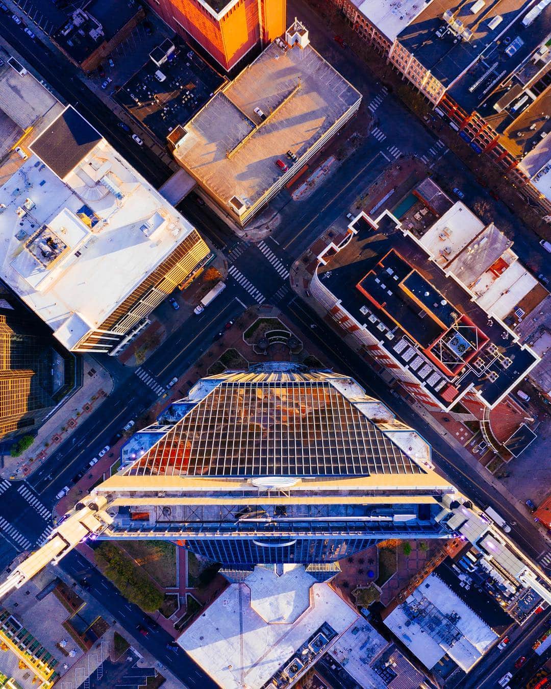 Adam Senatoriさんのインスタグラム写真 - (Adam SenatoriInstagram)「Two #aerial wallpapers available from #nashville download link in bio.  Morning is THE best time to shoot aerials and warm light and long shadows, everything always looks better. Have a great weekend, stay creative.  #alwaysgo #forgeyourownpath #roamtheplanet #wherewillwegonext #takemoreadventures」3月29日 23時33分 - adamsenatori