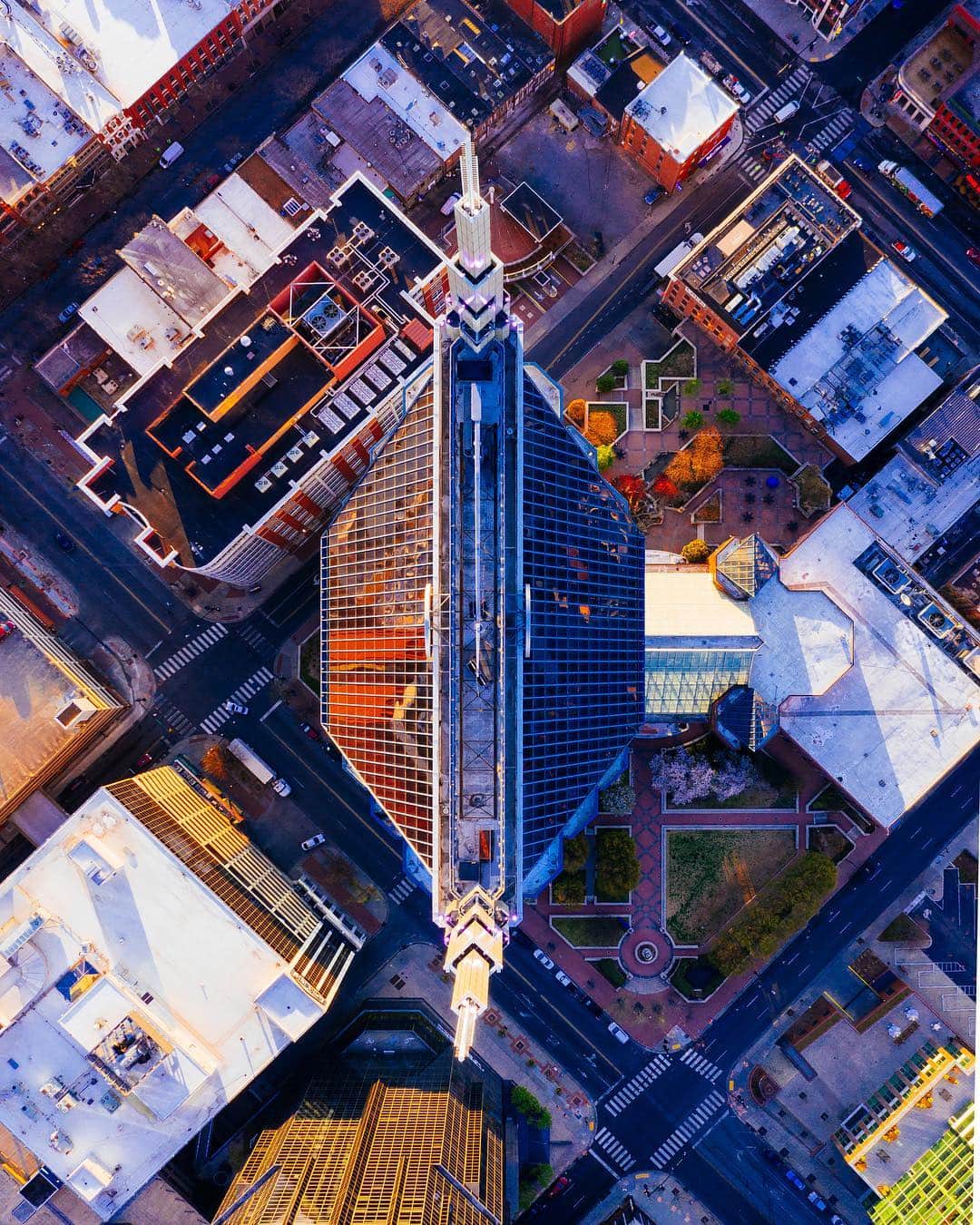 Adam Senatoriさんのインスタグラム写真 - (Adam SenatoriInstagram)「Two #aerial wallpapers available from #nashville download link in bio.  Morning is THE best time to shoot aerials and warm light and long shadows, everything always looks better. Have a great weekend, stay creative.  #alwaysgo #forgeyourownpath #roamtheplanet #wherewillwegonext #takemoreadventures」3月29日 23時33分 - adamsenatori