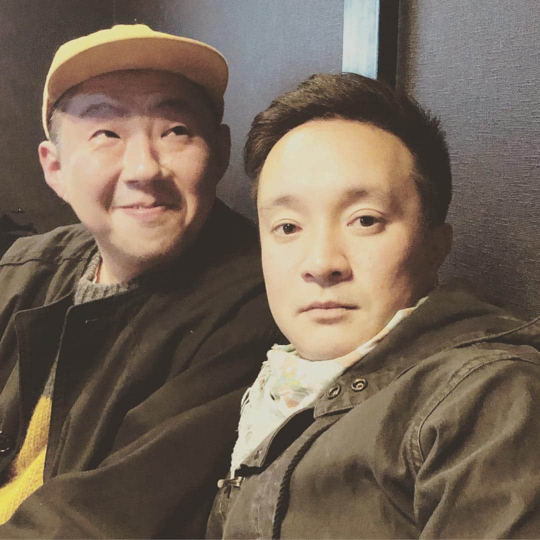 濱田岳さんのインスタグラム写真 - (濱田岳Instagram)「大事な同僚とも、最終回、 一緒に観ます。  #フルーツ宅配便  #最終回  #マサカネくん  #荒川良々 さん #濱田岳」3月29日 23時35分 - gaku_hamada_official