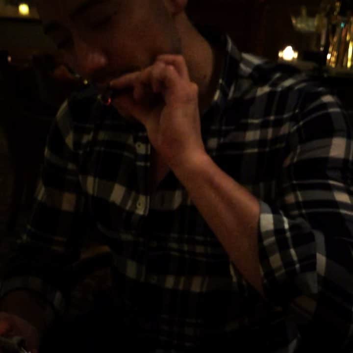のインスタグラム：「Hello beeeiibiii! A Toscano cigar for Roman gladiator at “Le Marquis”, Hotel Chinzanso Tokyo🥃 椿山荘でイタリアの葉巻と美味しいお酒👍  #ベリッシモ #料理研究家 #francescobellissimo #chef #tvchef #椿山荘 #lemarquis #luxurylife #vip #celebrity #芸能人 #有名人 #amialexandremattiussi #dapperman #sprezzatura #dandyism #レオン #イタリア人 #italianstyle #cigar #sigarotoscanoclassico #riccanza #tokyo #luxurybar #enjoylife #sexyman #かっこいい親父 #ダンディ #イタリア語」
